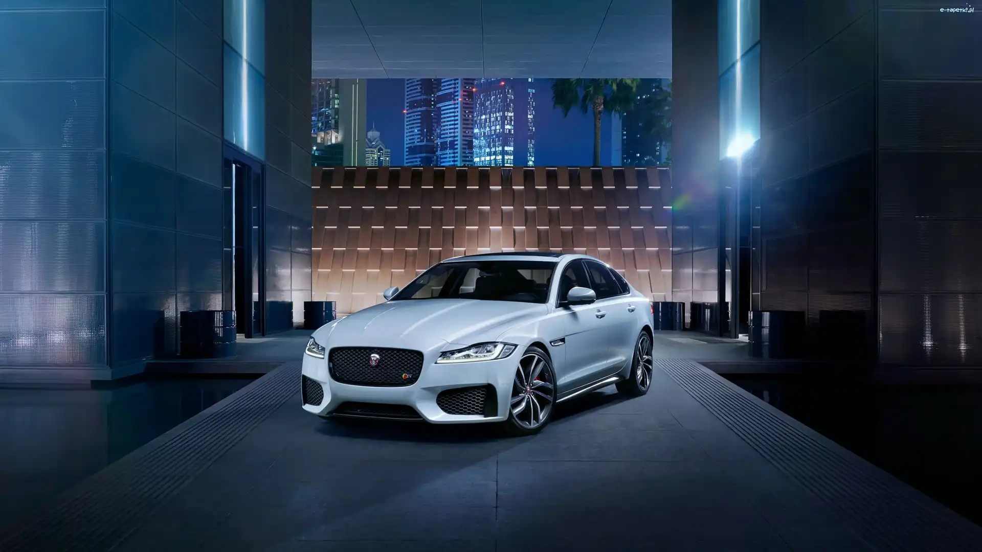 Jaguar XF, Biały