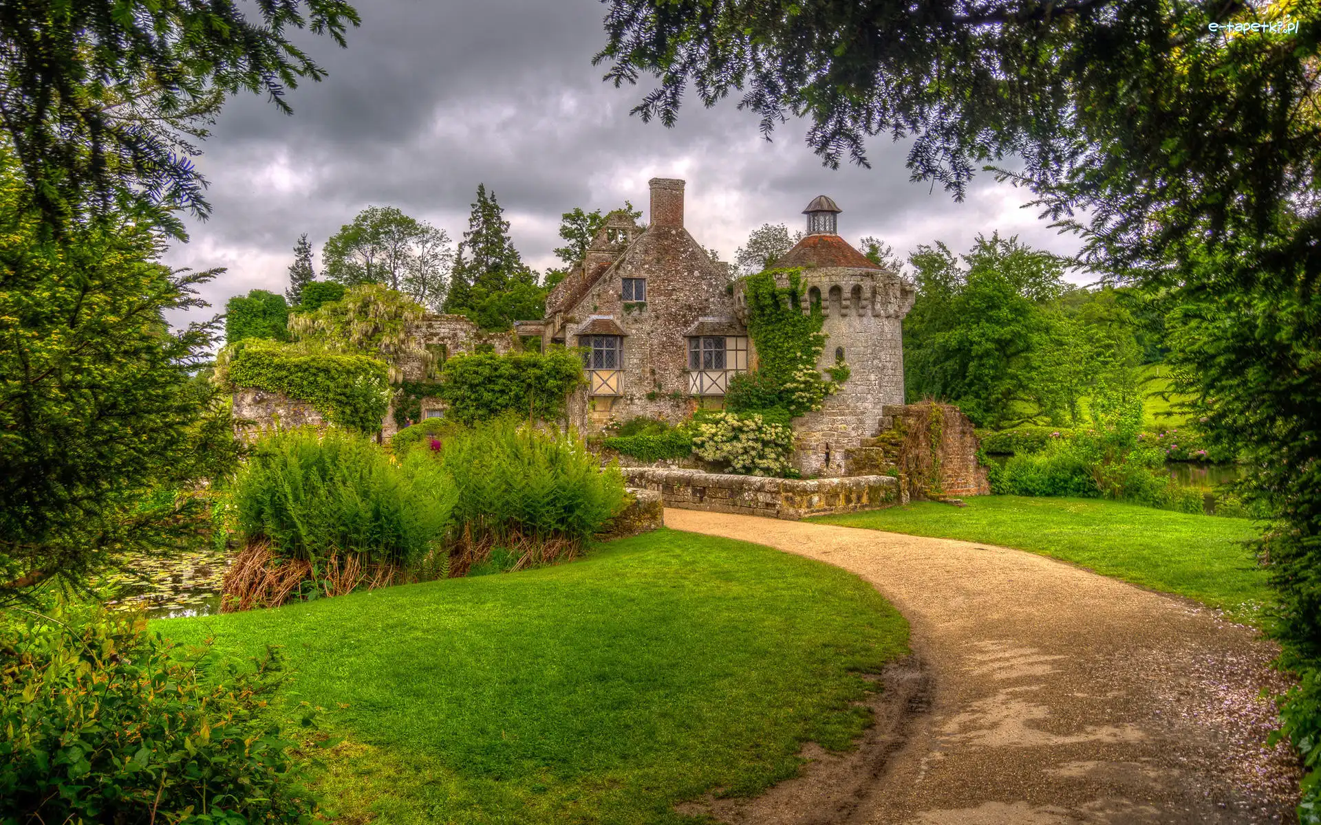 Ścieżka, Trawnik, Ogród, Staw, Chmury, Hrabstwo Kent, Drzewa, Zieleń, Scotney Castle, Anglia, Dworek, Park