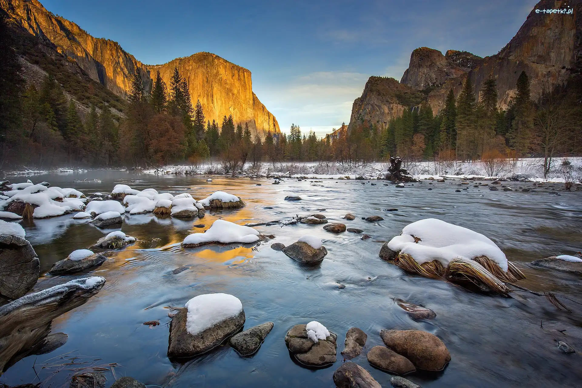 Zima, Kamienie, Rzeka Merced, Drzewa, Góry, Stany Zjednoczone, Kalifornia, Ośnieżone, Park Narodowy Yosemite