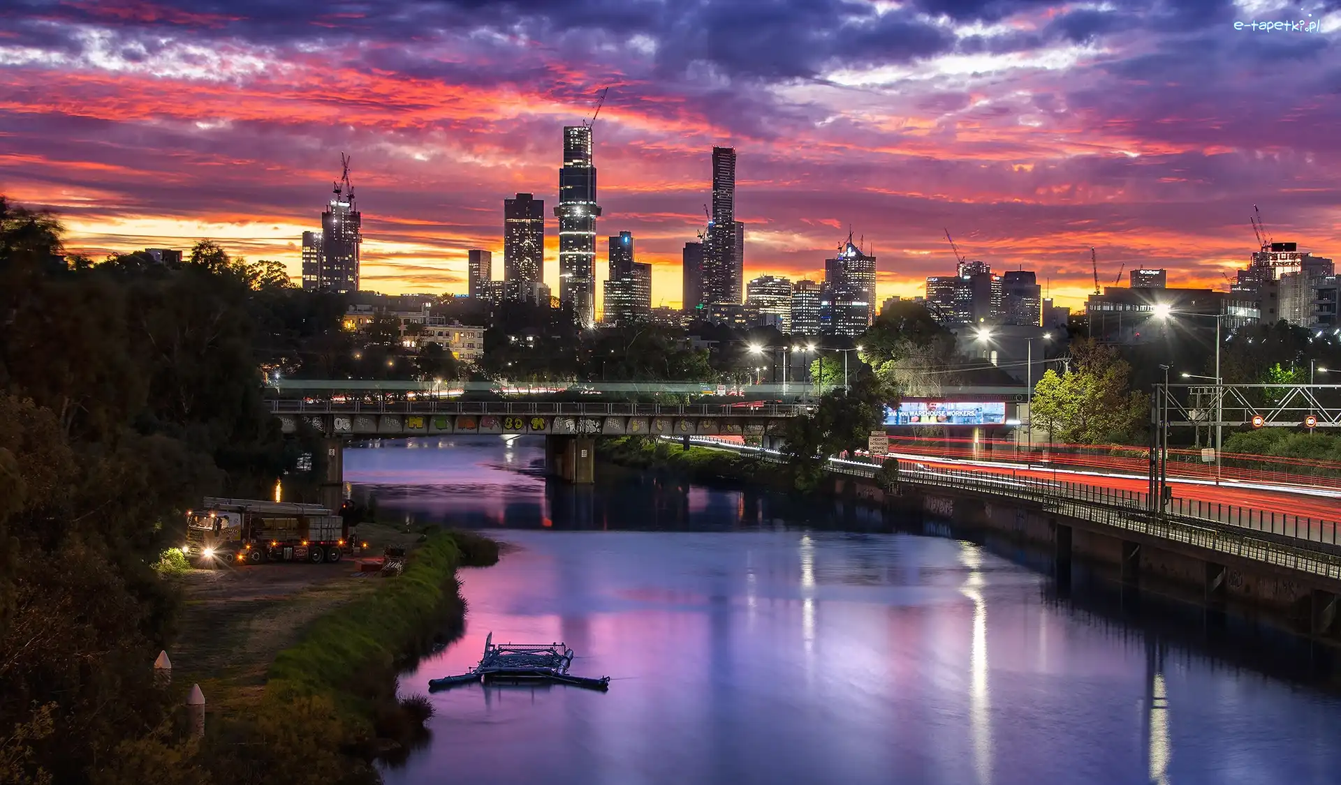 Most, Rzeka Yarra, Miasto, Melbourne, Australia, Zachód słońca, Chmury, Wieżowce, Światła