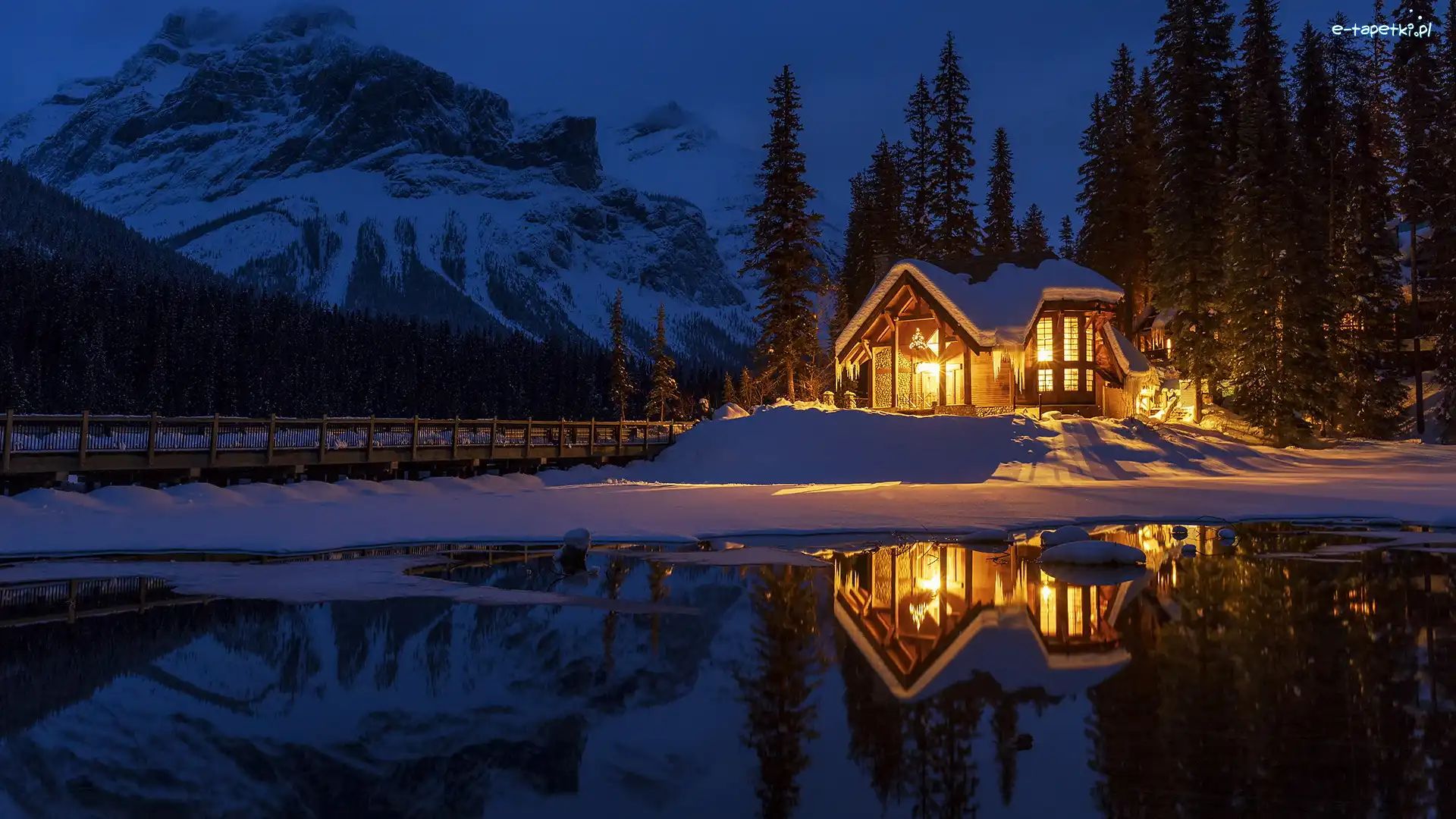 Most, Oświetlony, Zima, Góry, Noc, Prowincja Kolumbia Brytyjska, Dom, Drzewa, Emerald Lake, Kanada, Jezioro, Park Narodowy Yoho