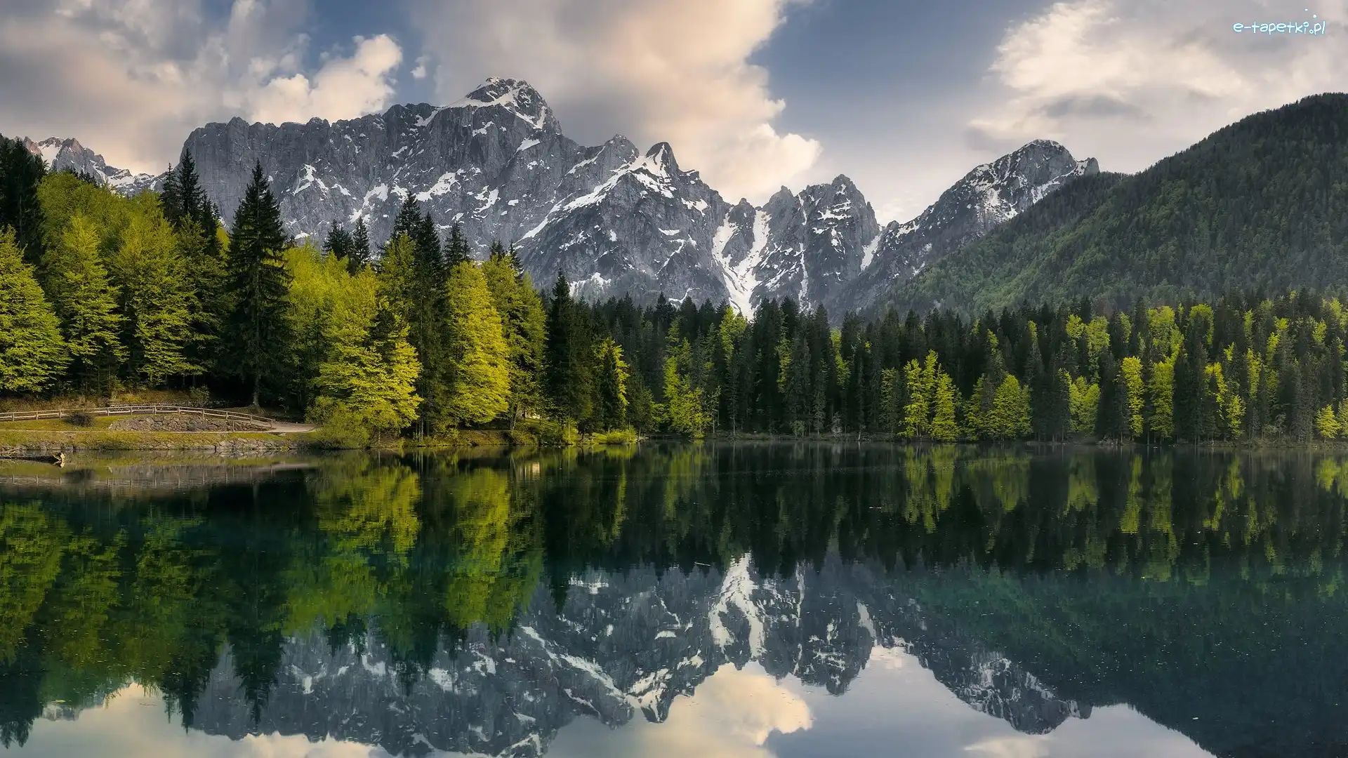 Lago di Fusine, Jezioro, Las, Alpy Julijskie, Góry, Włochy, Prowincja Udine, Drzewa, Chmury