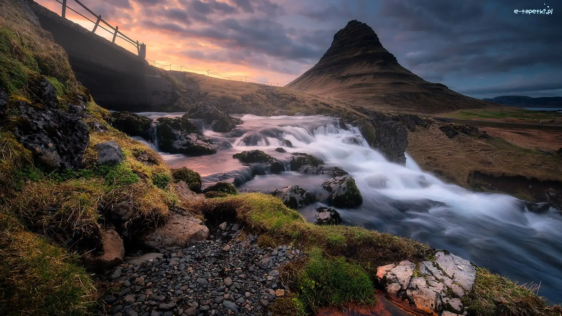 Islandia, Góra Kirkjufell, Półwysep Snaefellsnes, Zachód słońca, Rzeka
