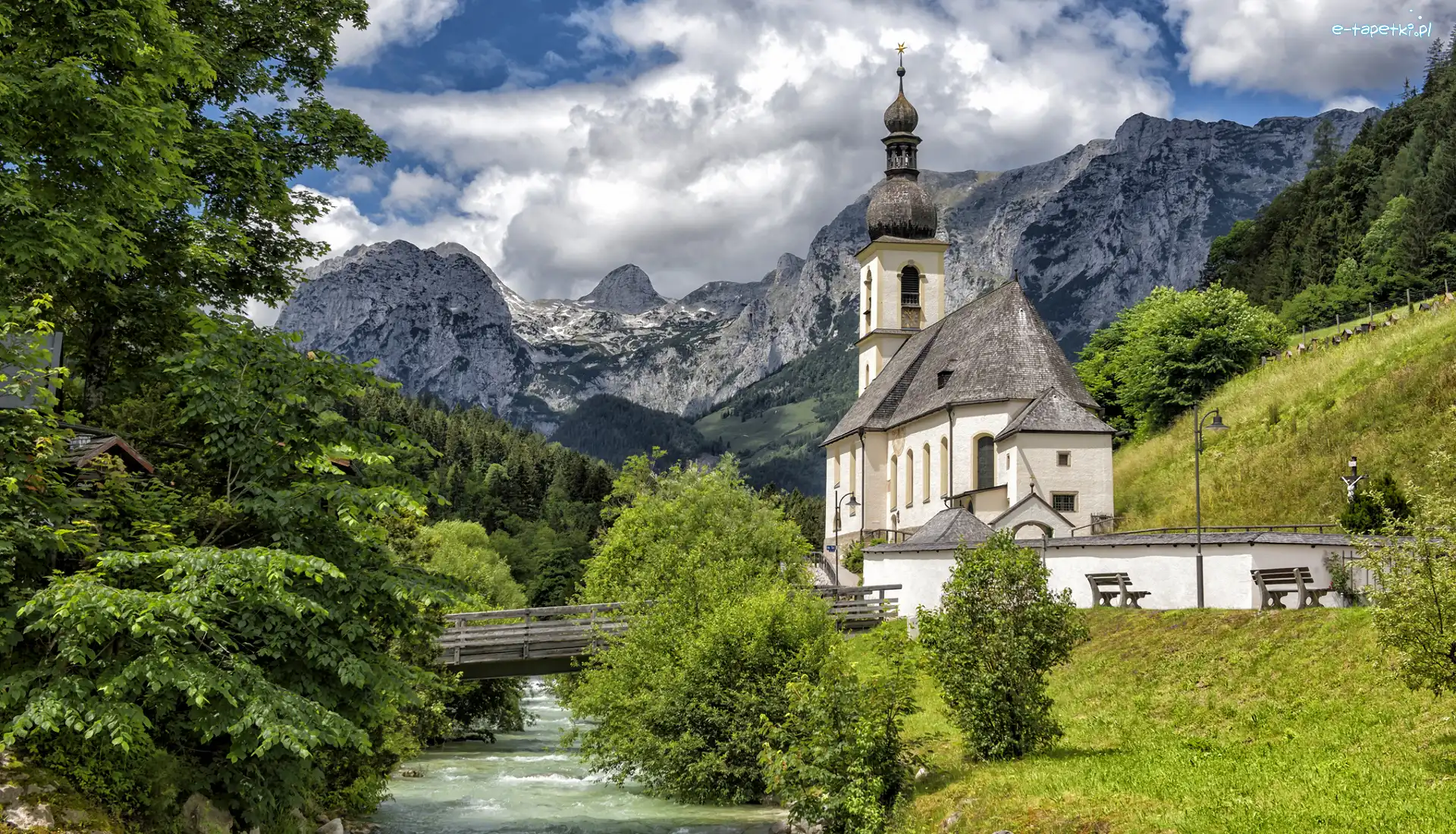 Rzeka Ramsauer Ache, Drzewa, Góry Alpy, Ramsau bei Berchtesgaden, Park Narodowy Berchtesgaden, Niemcy, Bawaria, Kościół św Sebastiana, Most