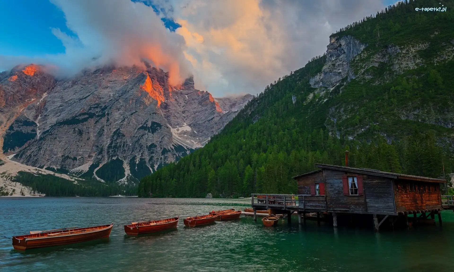 Domek, Południowy Tyrol, Chmury, Drewniany, Lago di Braies, Góry, Dolomity, Włochy, Jezioro Pragser Wildsee, Łódki