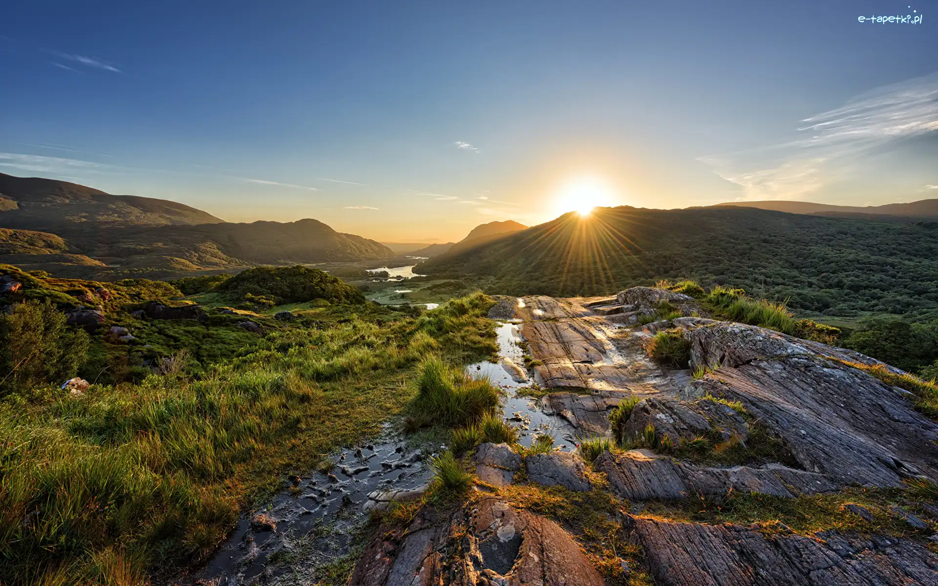 Promienie słońca, Park Narodowy Killarney, Trawa, Drzewa, Wschód słońca, Góry, Skała, Irlandia