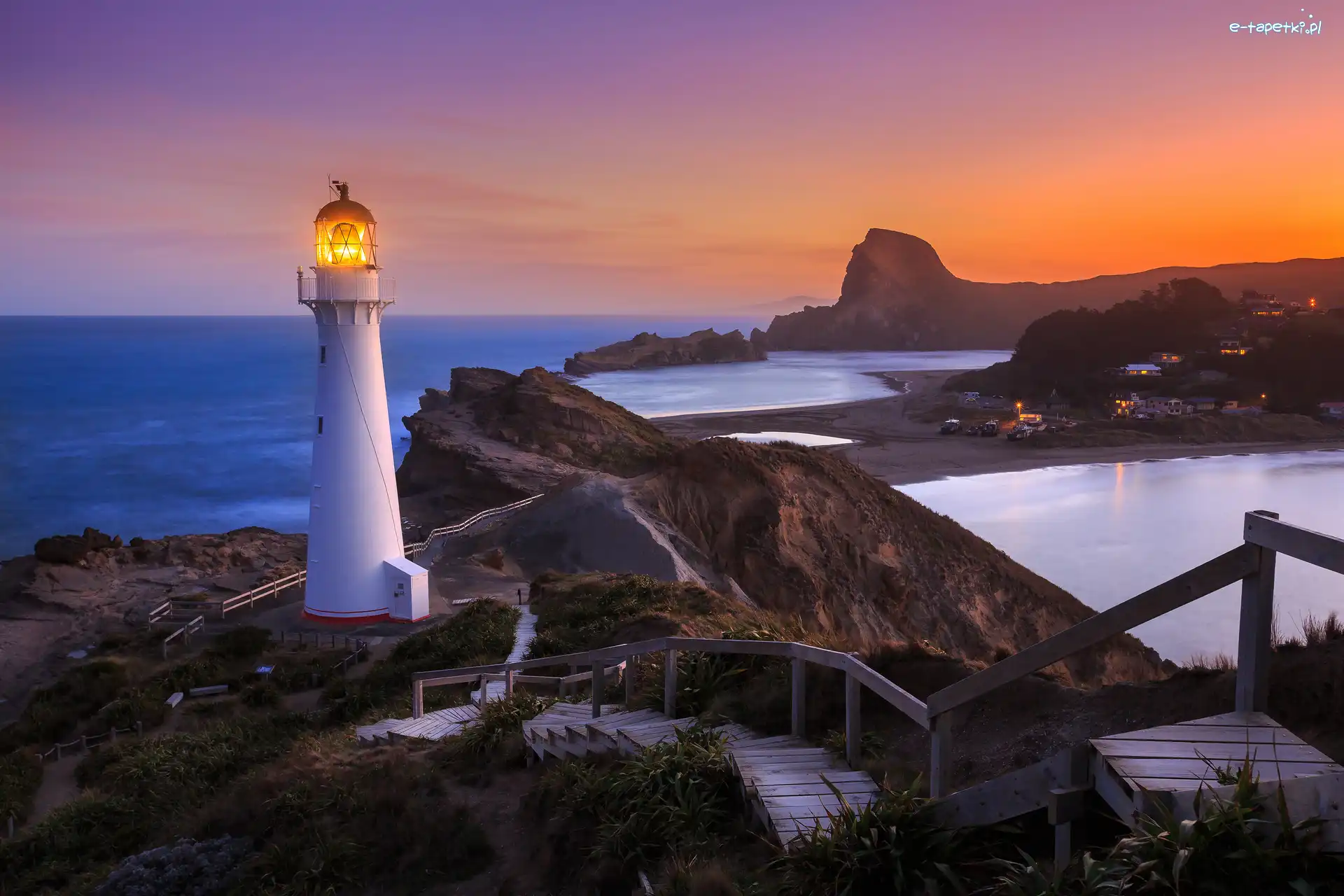 Skały, Castlepoint Lighthouse, Nowa Zelandia, Rejon Wellington, Schody, Góry, Zachód słońca, Latarnia morska