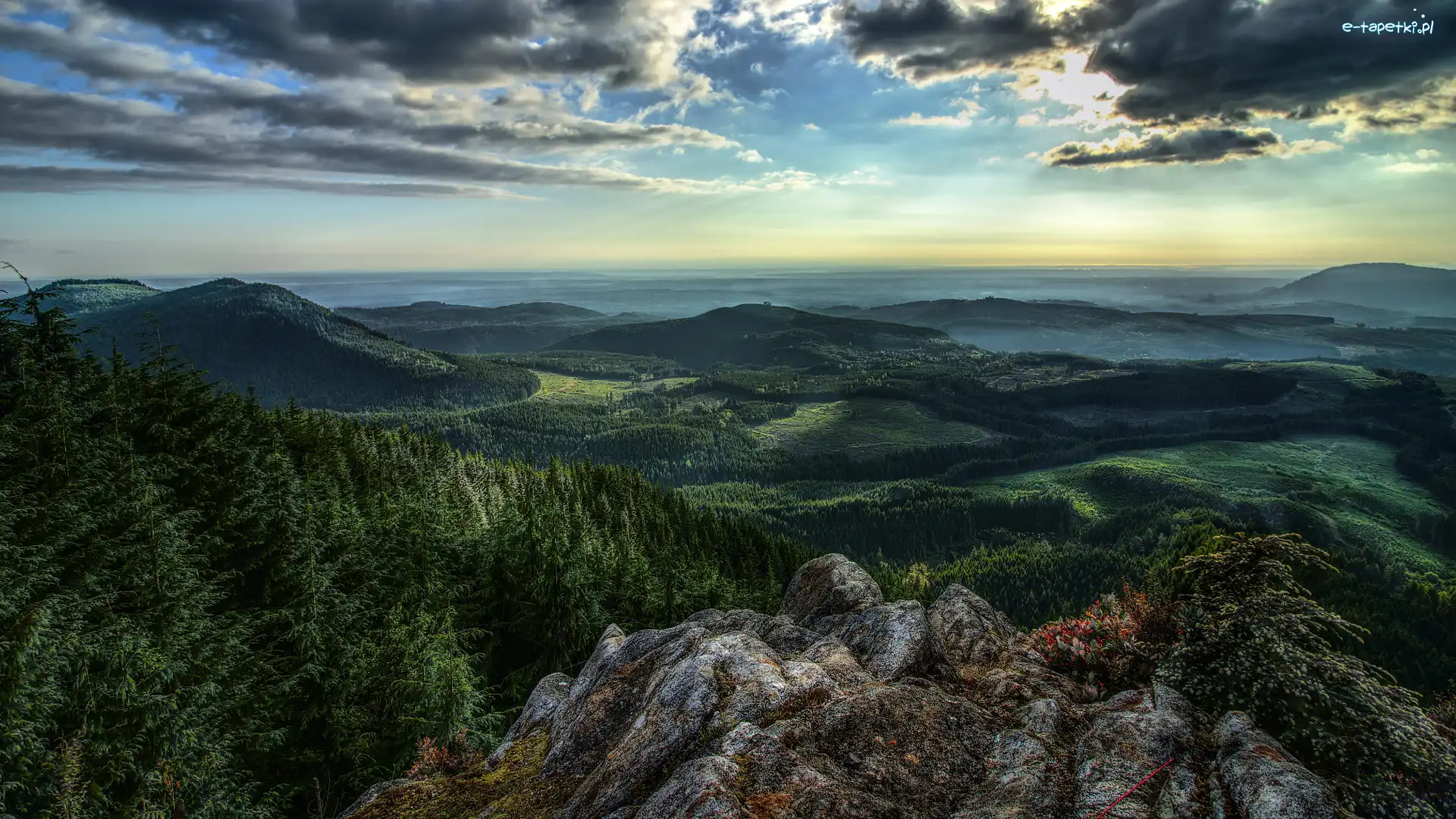 Góry, Chmury, Skały, Zalesione