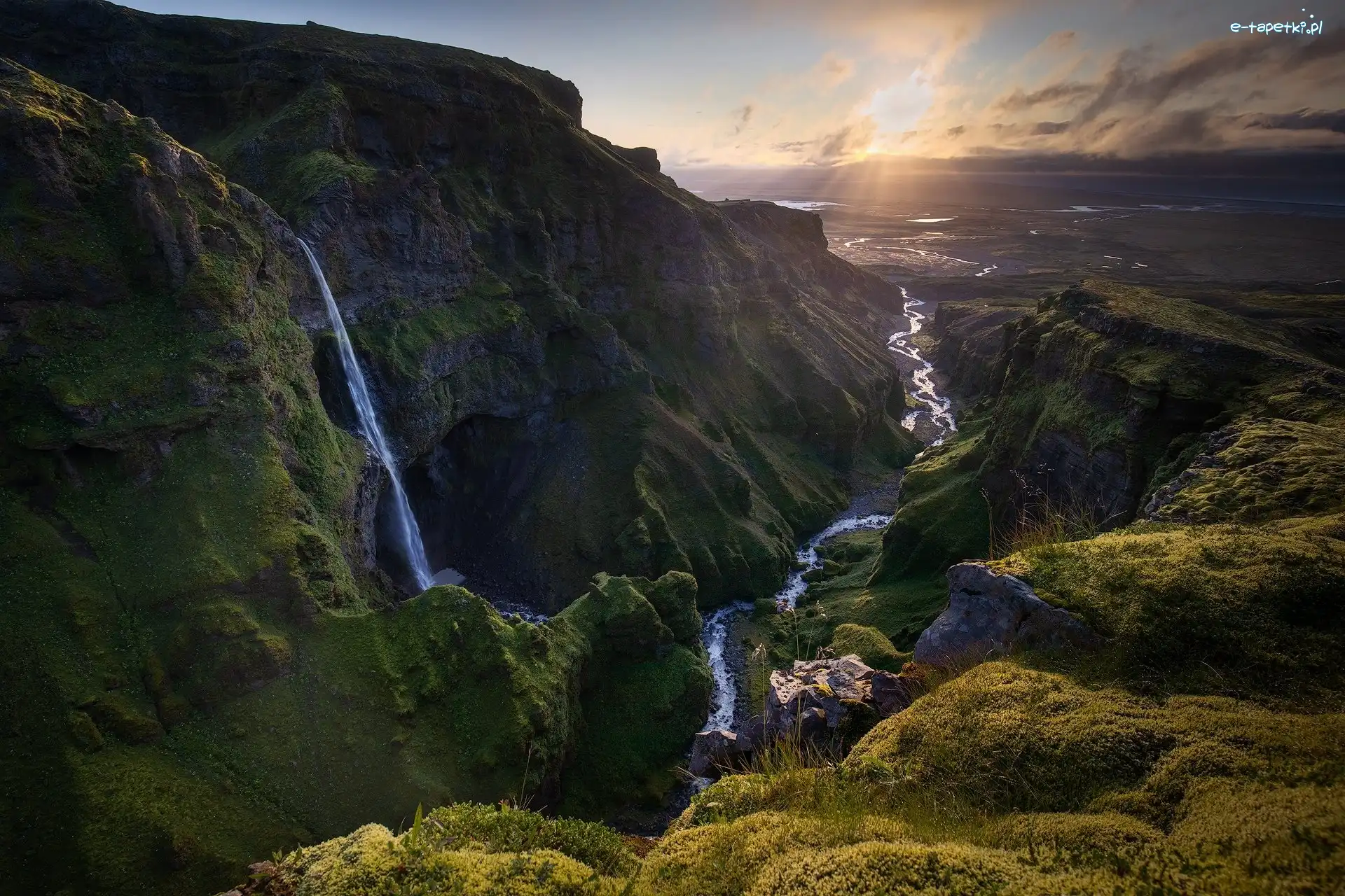 Wschód słońca, Wodospad Haifoss, Góry, Chmury, Rzeka Fossa, Islandia