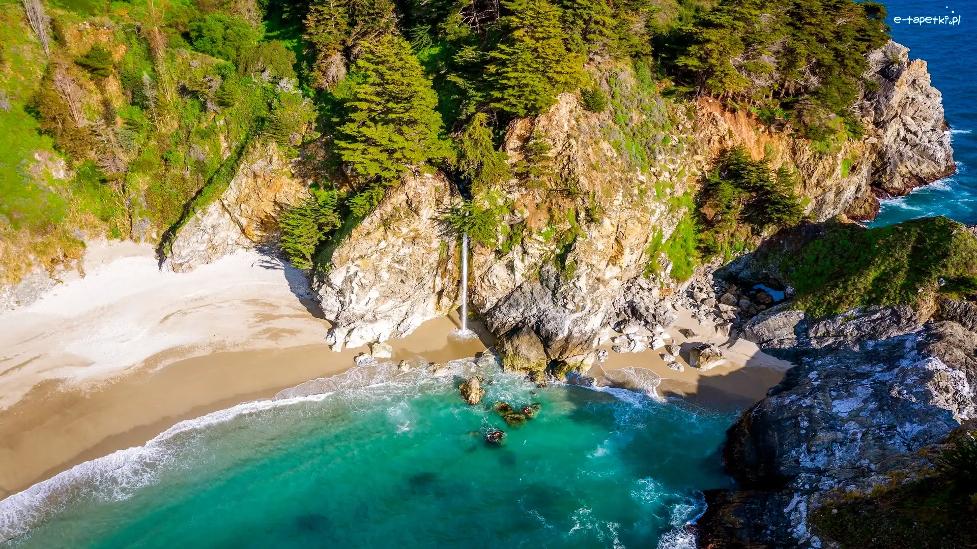 Zatoczka McWay Cove, Okręg Monterey, Kalifornia, Zatoka, Drzewa, Roślinność, Park stanowy Julii Pfeiffer Burns, Skały, Morze, Plaża, Wodospad McWay Falls, Stany Zjednoczone
