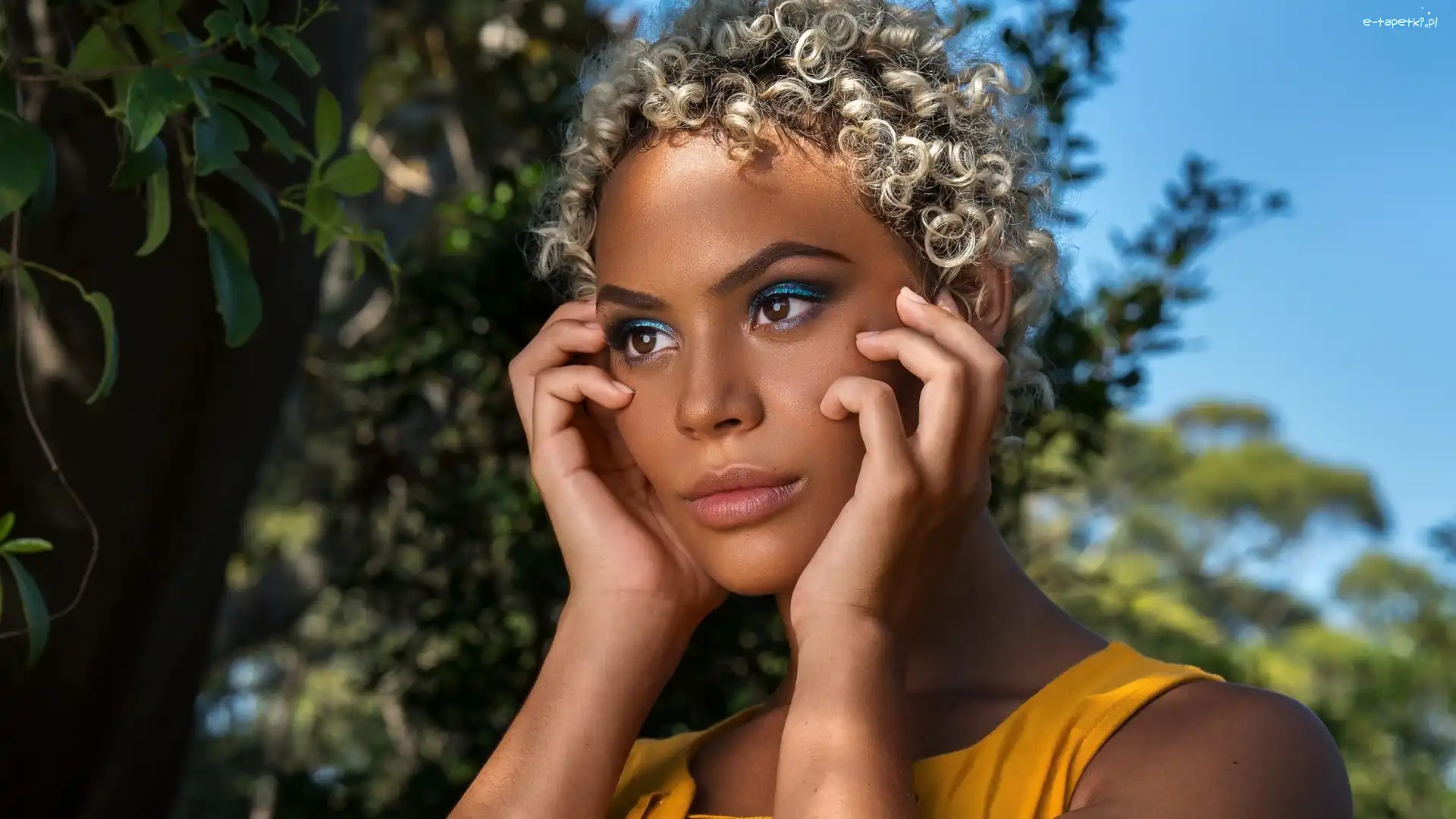 Lala Bayles, Modelka, Kobieta