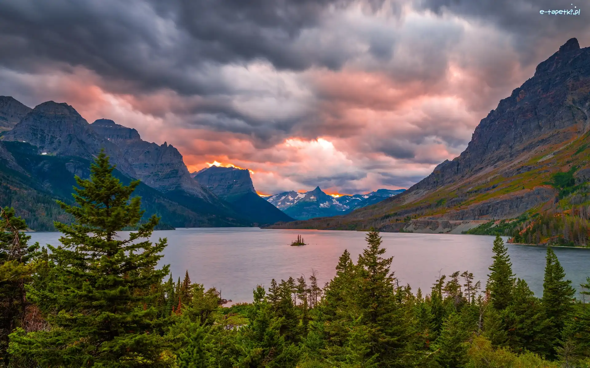 Saint Mary Lake, Jezioro, Park Narodowy Glacier, Stan Montana, Stany Zjednoczone, Zachód słońca, Chmury, Góry, Drzewa