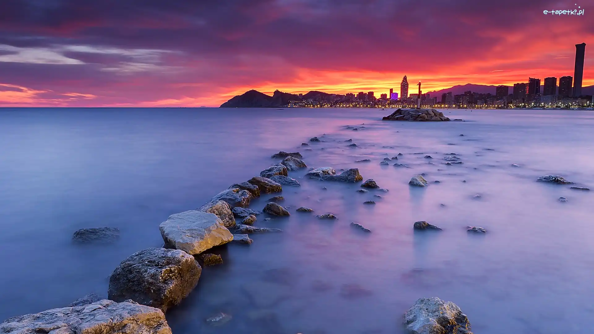 Wieżowce, Kamienie, Benidorm, Costa Blanca, Hiszpania, Zachód słońca, Chmury, Morze, Światła