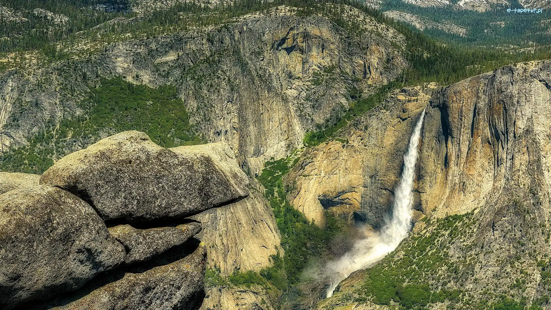 Skały, Sierra Nevada, Park Narodowy Yosemite, Yosemite Falls, Wodospad, Stany Zjednoczone, Kalifornia, Góry, Świerki