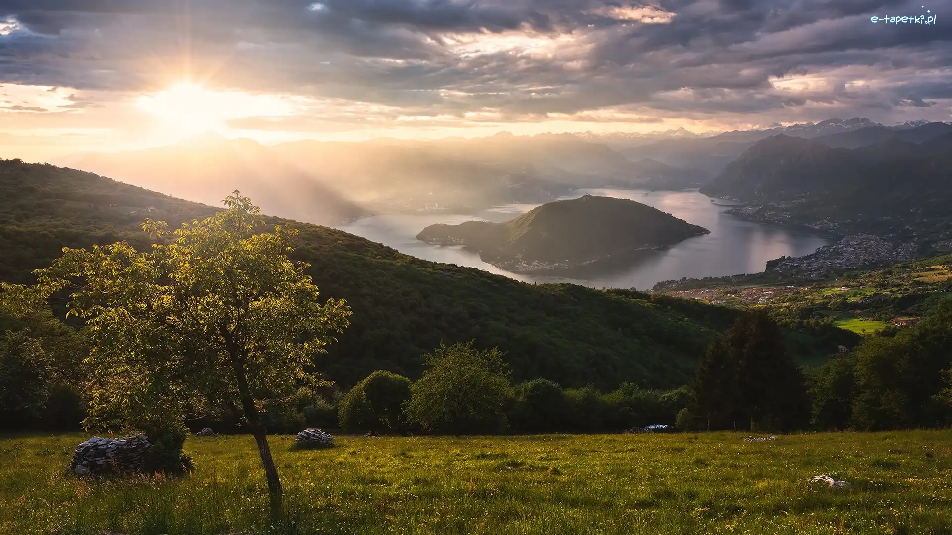 Drzewa, Alpy Lombardzkie, Lake Iseo, Jezioro, Włochy, Chmury, Wschód słońca, Góry, Domy