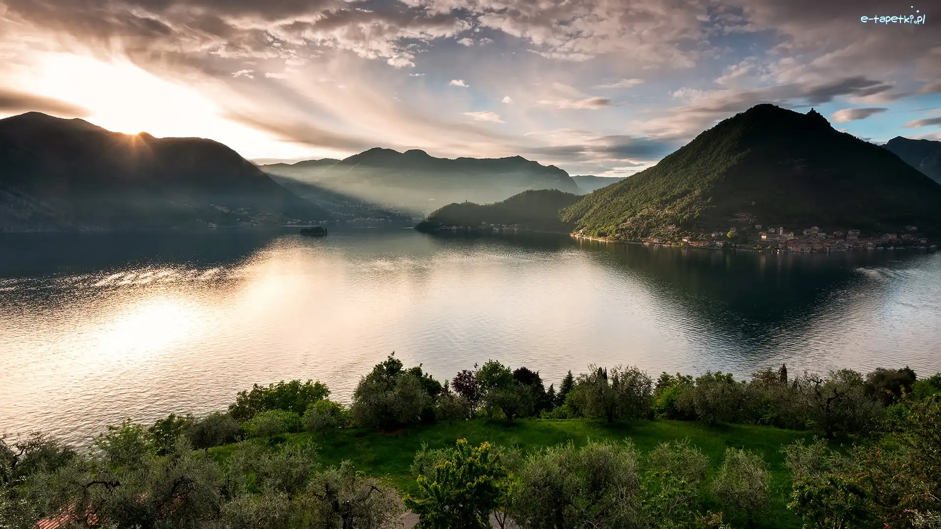 Góry, Jezioro, Wschód słońca, Domy, Lake Iseo, Alpy Lombardzkie, Drzewa, Włochy