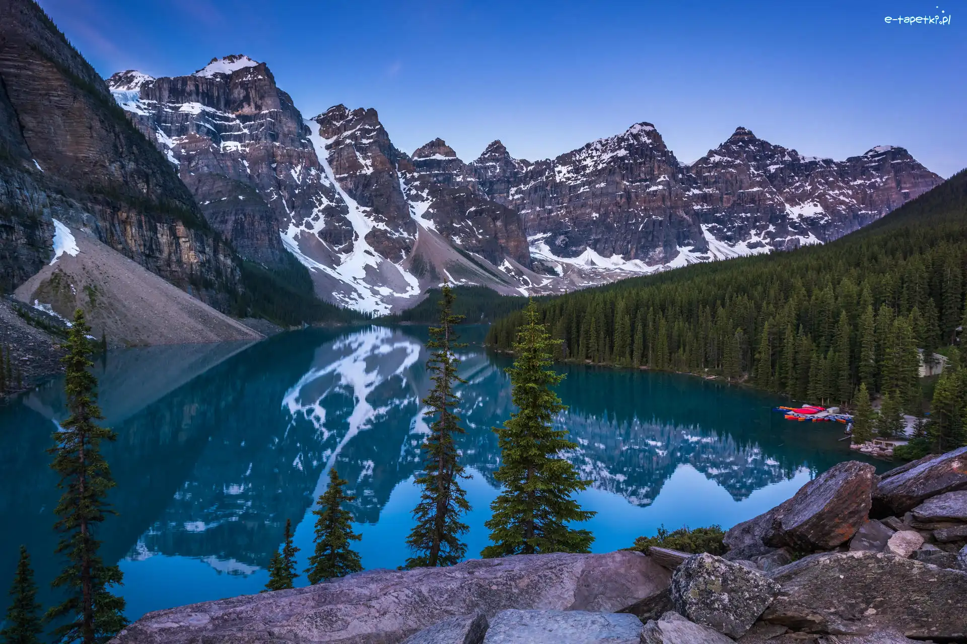 Drzewa, Góry, Jezioro, Prowincja Alberta, Park Narodowy Banff, Kanada, Chmury, Moraine Lake, Kamienie