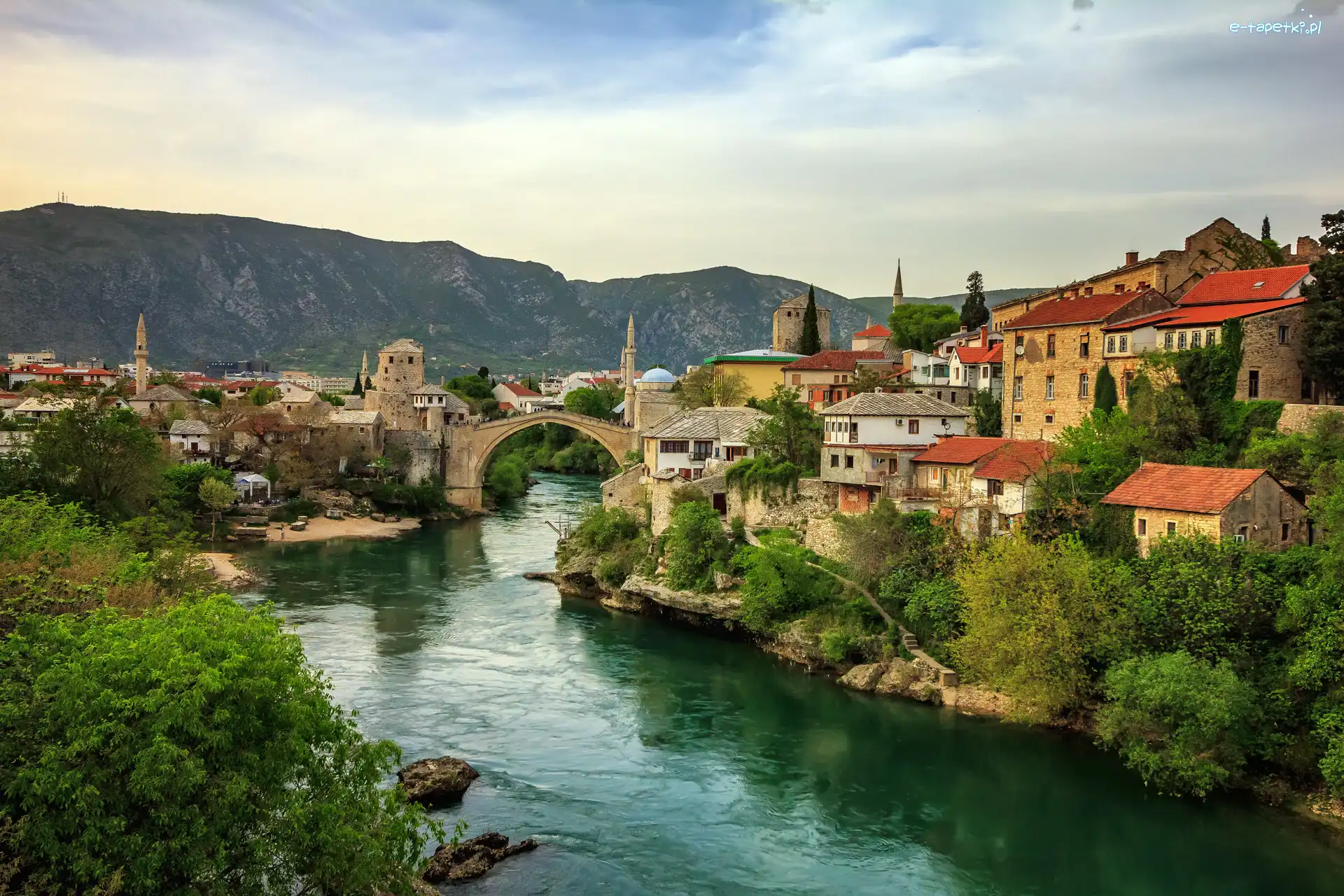 Drzewa, Rzeka Neretwa, Bośnia i Hercegowina, Mostar, Domy, Góry, Chmury, Stary Most