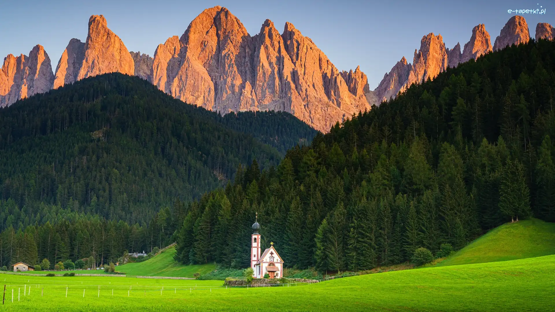 Dolina Val di Funes, Południowy Tyrol, Trawa, Santa Maddalena, Dolomity, Kościół św Jana, Wieś, Włochy, Góry, Drzewa