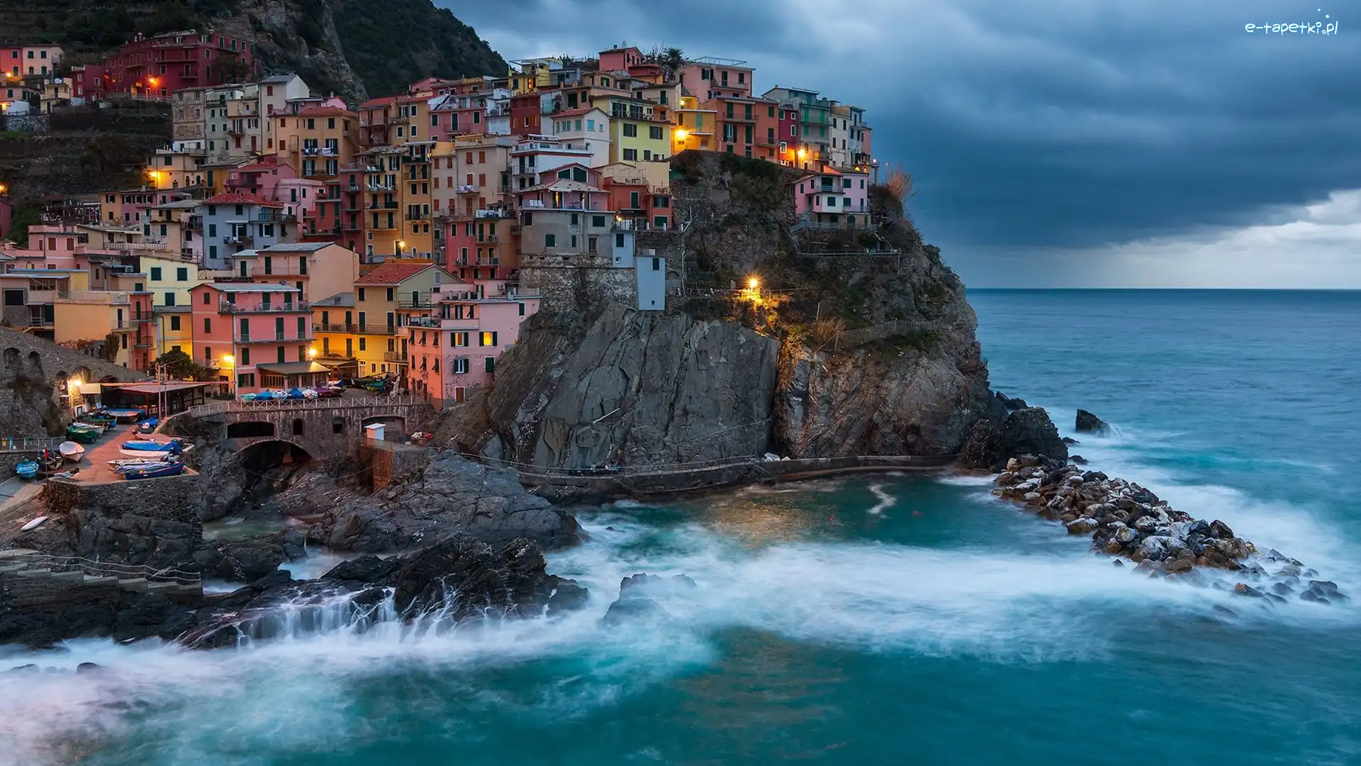 Miejscowość Manarola, Region Liguria, Prowincja La Spezia, Domy, Skały, Zatoczka, Gmina Riomaggiore, Światła, Kolorowe, Chmury, Morze Liguryjskie, Włochy