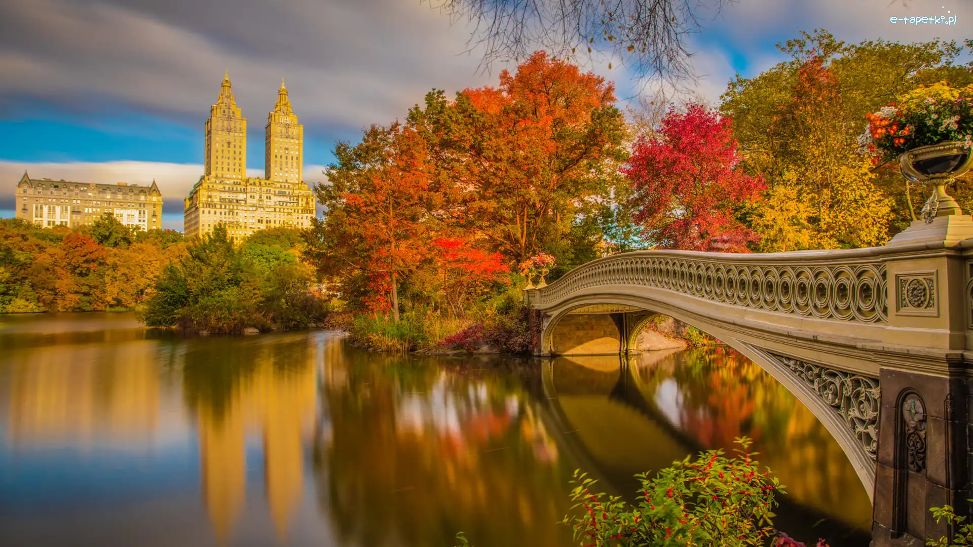 Drzewa, Budynek Eldorado, Manhattan, Nowy Jork, Jesień, Stany Zjednoczone, Most, Central Park, Jezioro