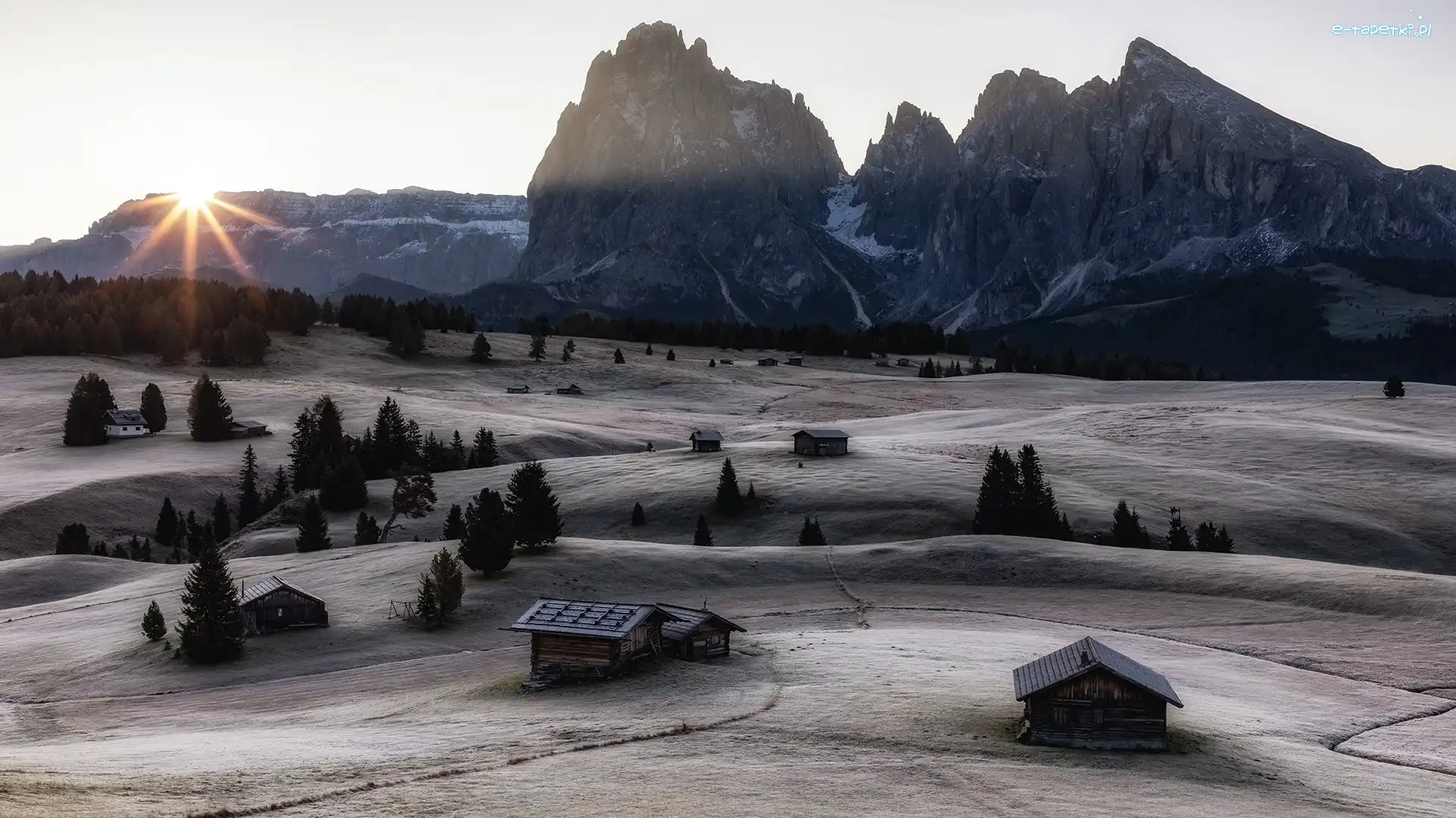 Góry Sassolungo, Seiser Alm, Domy, Promienie słońca, Dolina Val Gardena, Włochy, Dolomity, Płaskowyż