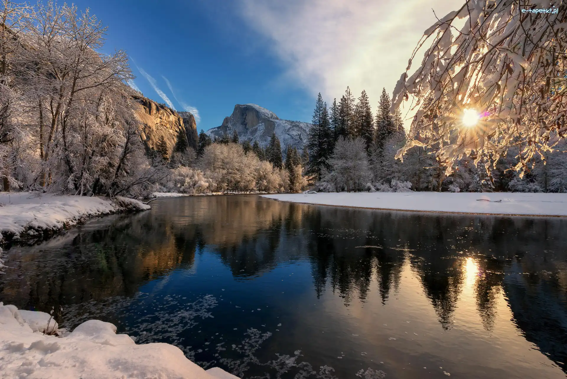 Góry, Śnieg, Drzewa, Rzeka Merced, Park Narodowy Yosemite, Stany Zjednoczone, Kalifornia, Zima, Promienie słońca