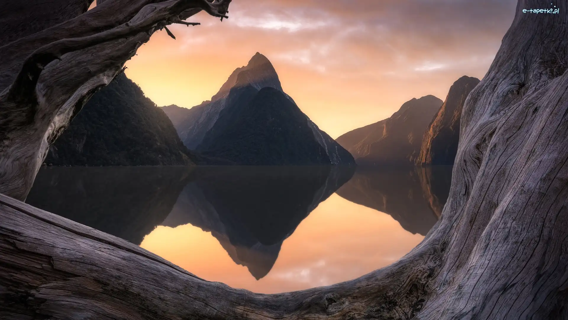 Park Narodowy Fiordland, Zatoka Milforda, Nowa Zelandia, Odbicie, Góry, Alpy Południowe, Góra Mitre Peak, Zachód słońca, Fiord Milford, Wyspa Południowa