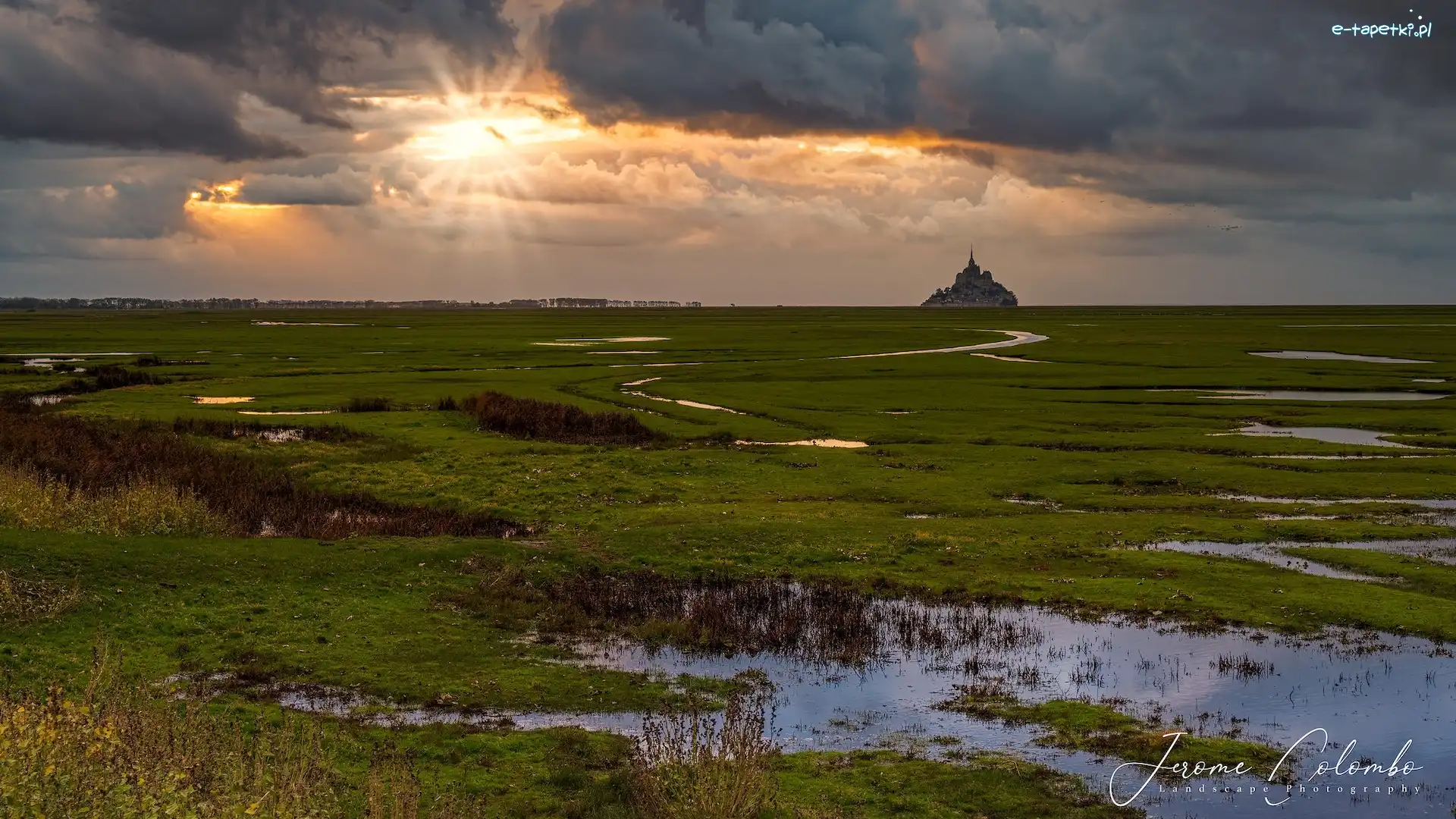 Opactwo św Archanioła, Klasztor, Rozlewisko, Chmury, Zachód słońca, Francja, Normandia, Łąki, Mont Saint Michel