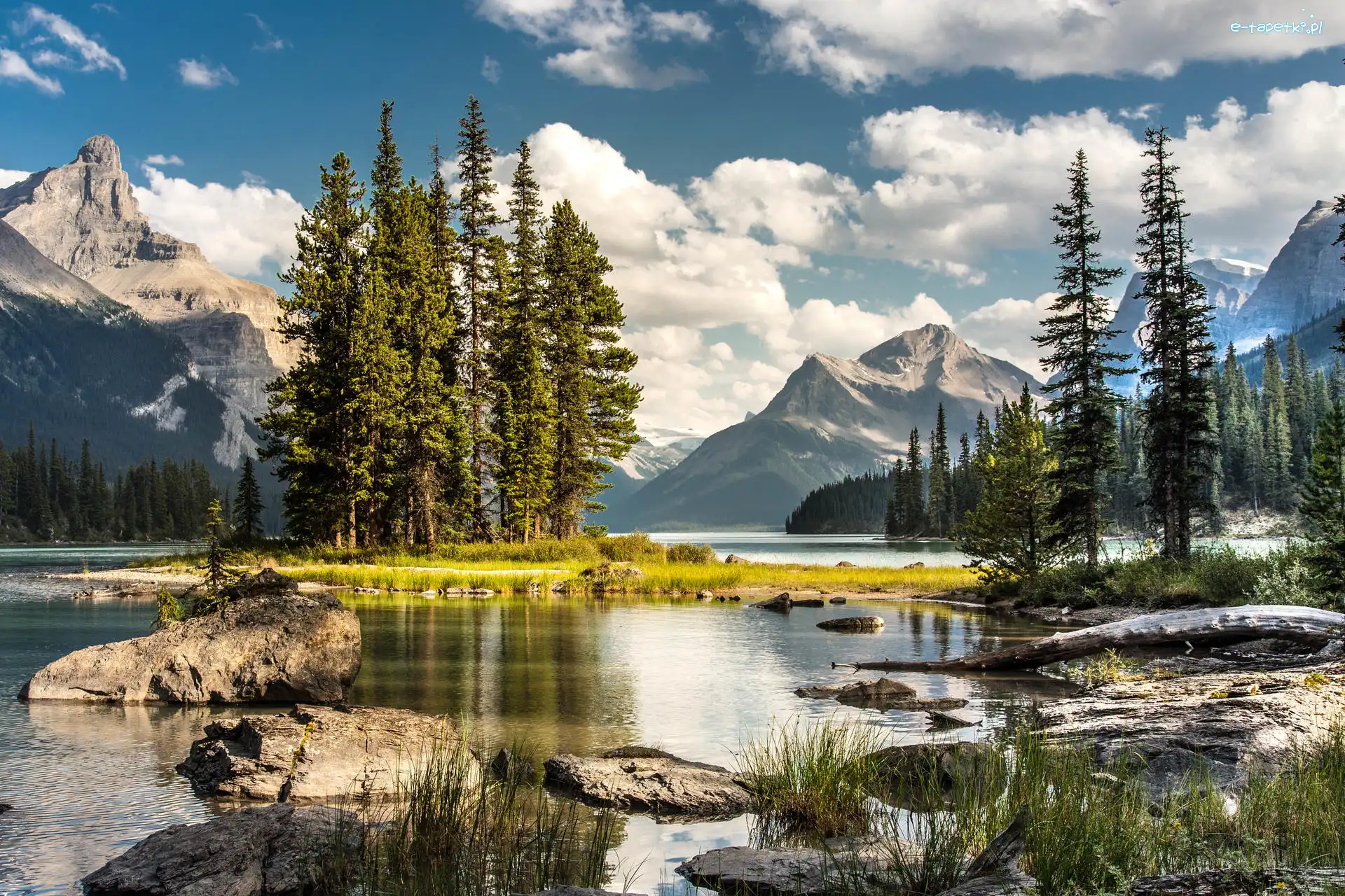 Kamienie, Drzewa, Wyspa Ducha, Jezioro Maligne, Park Narodowy Jasper, Kanada, Alberta, Chmury, Góry