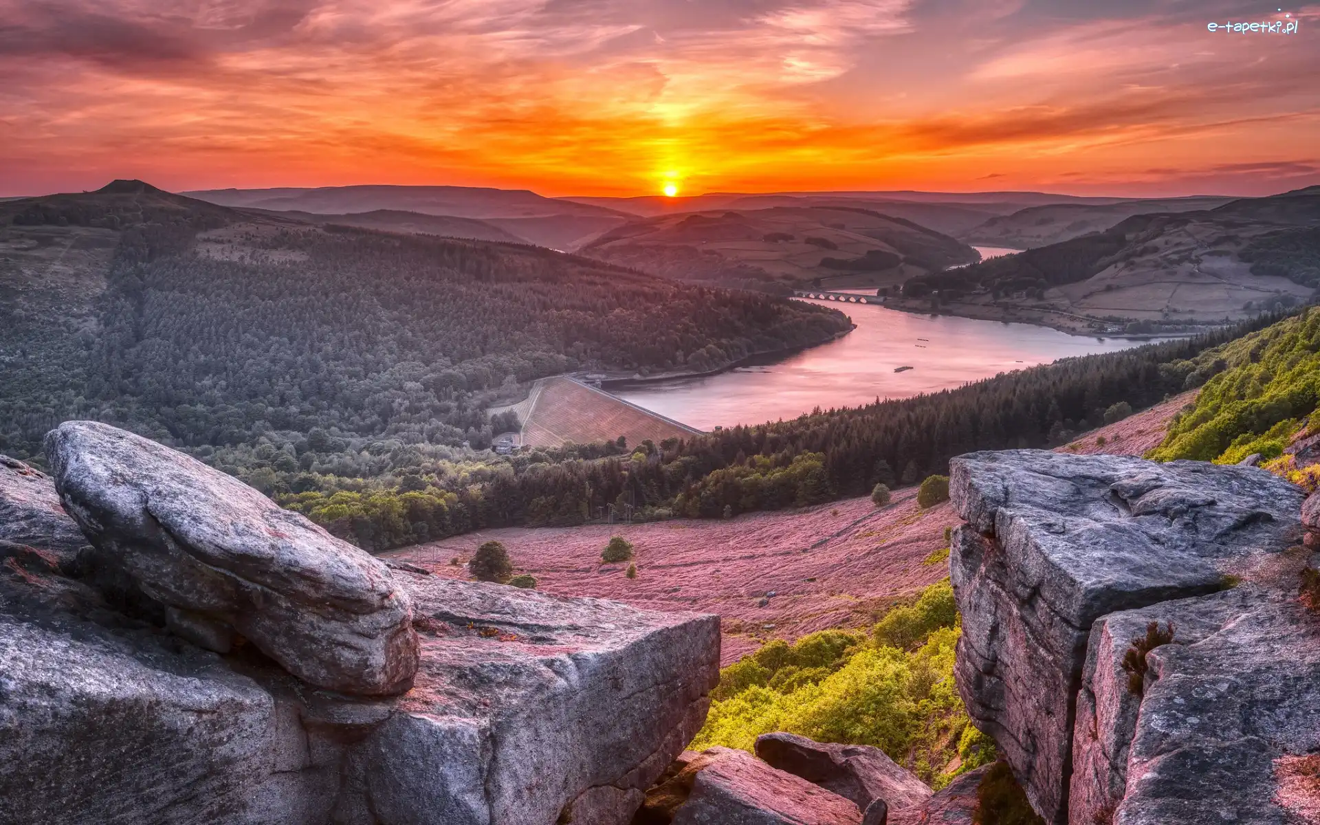 Jezioro, Wzgórza, Zachód słońca, Bamford Edge, Skały, Anglia, Park Narodowy Peak District, Lasy, Ladybower Reservoir