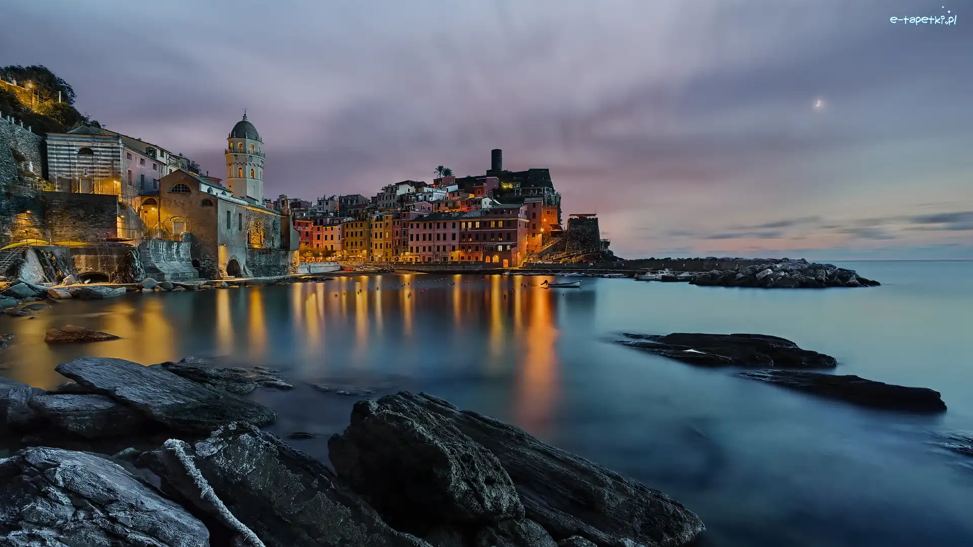 Vernazza, Prowincja La Spezia, Wschód słońca, Skały, Domy, Morze Liguryjskie, Zatoka, Włochy