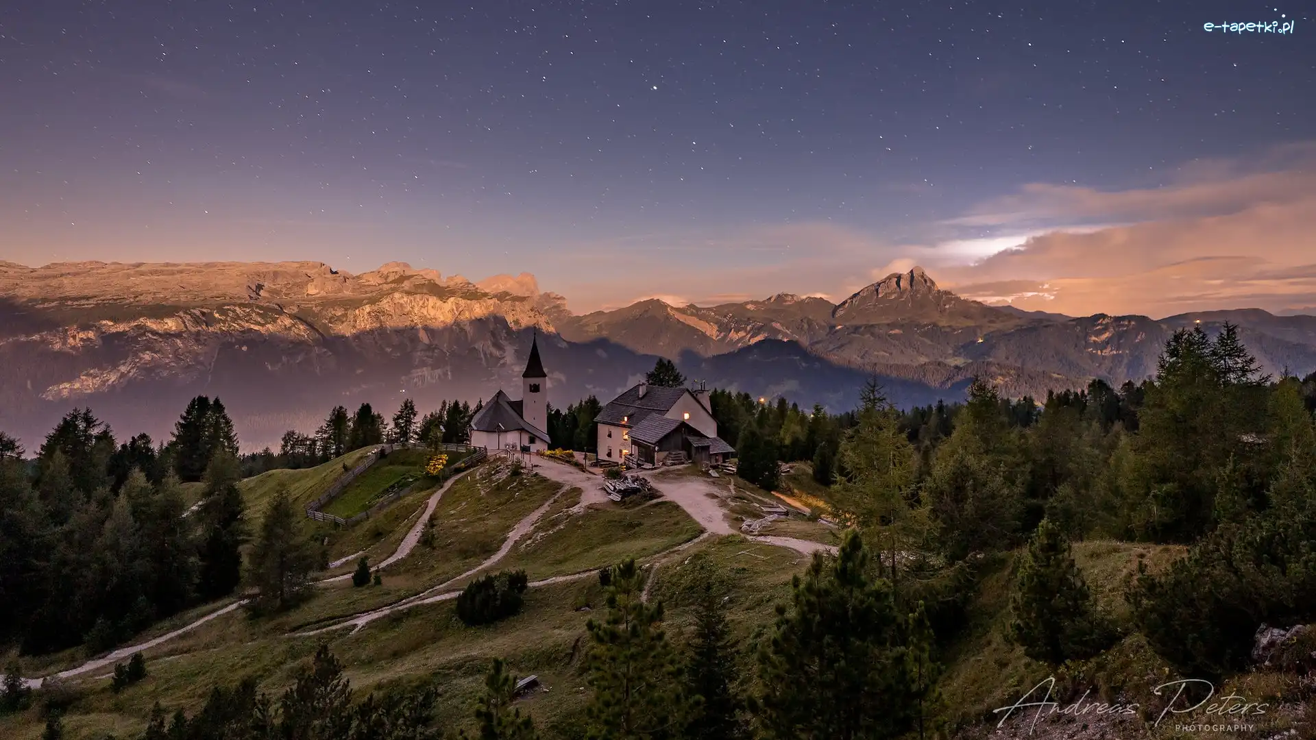 Dom, Włochy, Noc, Góry, Droga, Dolomity, Kościół św Krzyża, Drzewa, Alta Badia, Południowy Tyrol, Gwiazdy