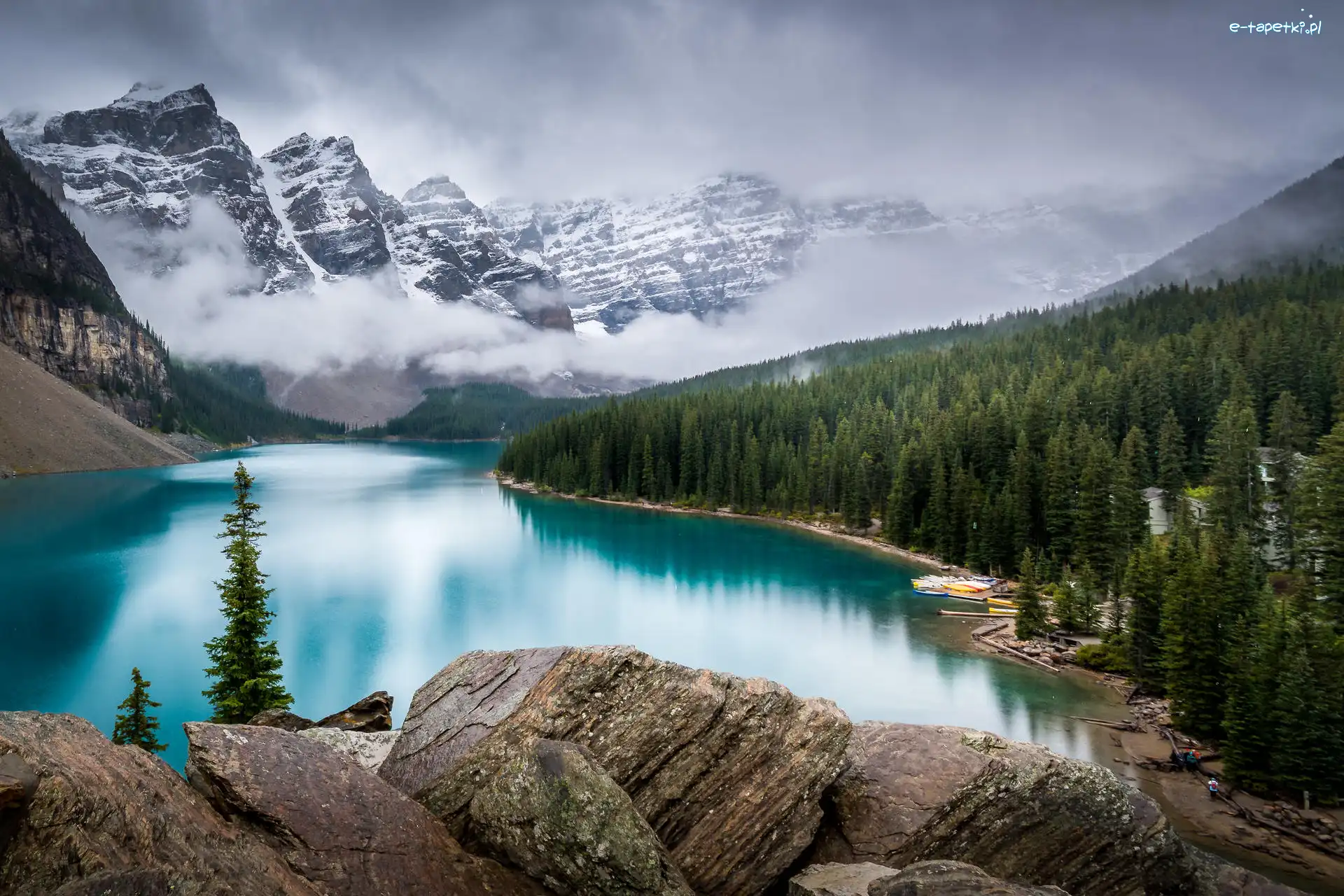 Góry, Drzewa, Park Narodowy Banff, Ośnieżone, Kanada, Moraine Lake, Lasy, Chmury, Jezioro, Mgła, Skały, Alberta, Kamienie
