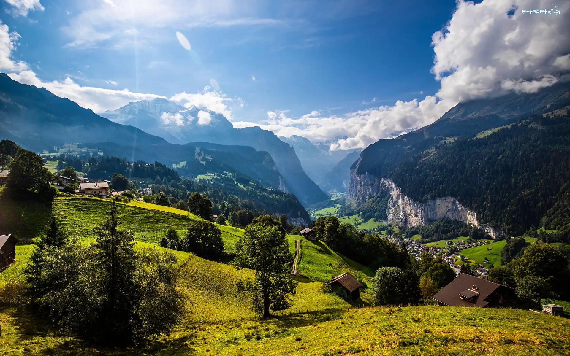 Dolina Lauterbrunnental, Domy, Drzewa, Alpy, Góry, Szwajcaria, Kanton Bern, Chmury, Lauterbrunnen