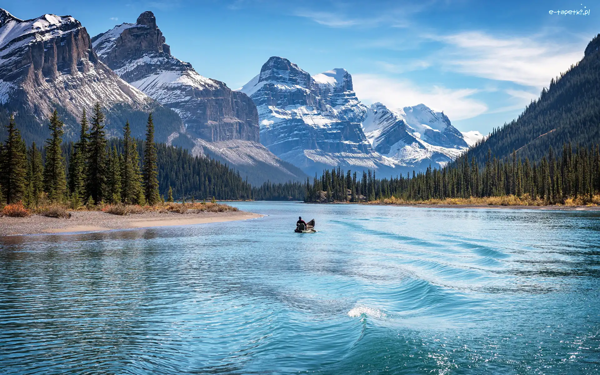Drzewa, Park Narodowy Jasper, Lasy, Lake Maligne, Kanada, Kajak, Góry, Alberta, Człowiek, Jezioro, Chmury