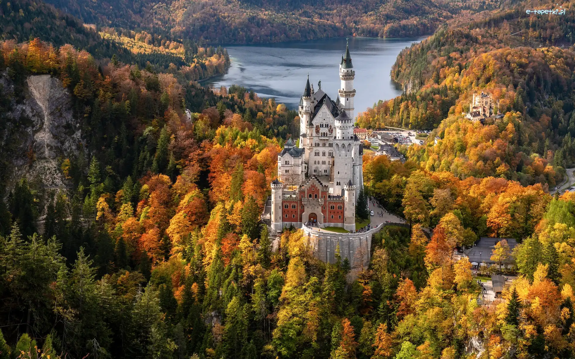 Jezioro Alpsee, Schwangau, Zamek Neuschwanstein, Bawaria, Niemcy, Drzewa, Jesień