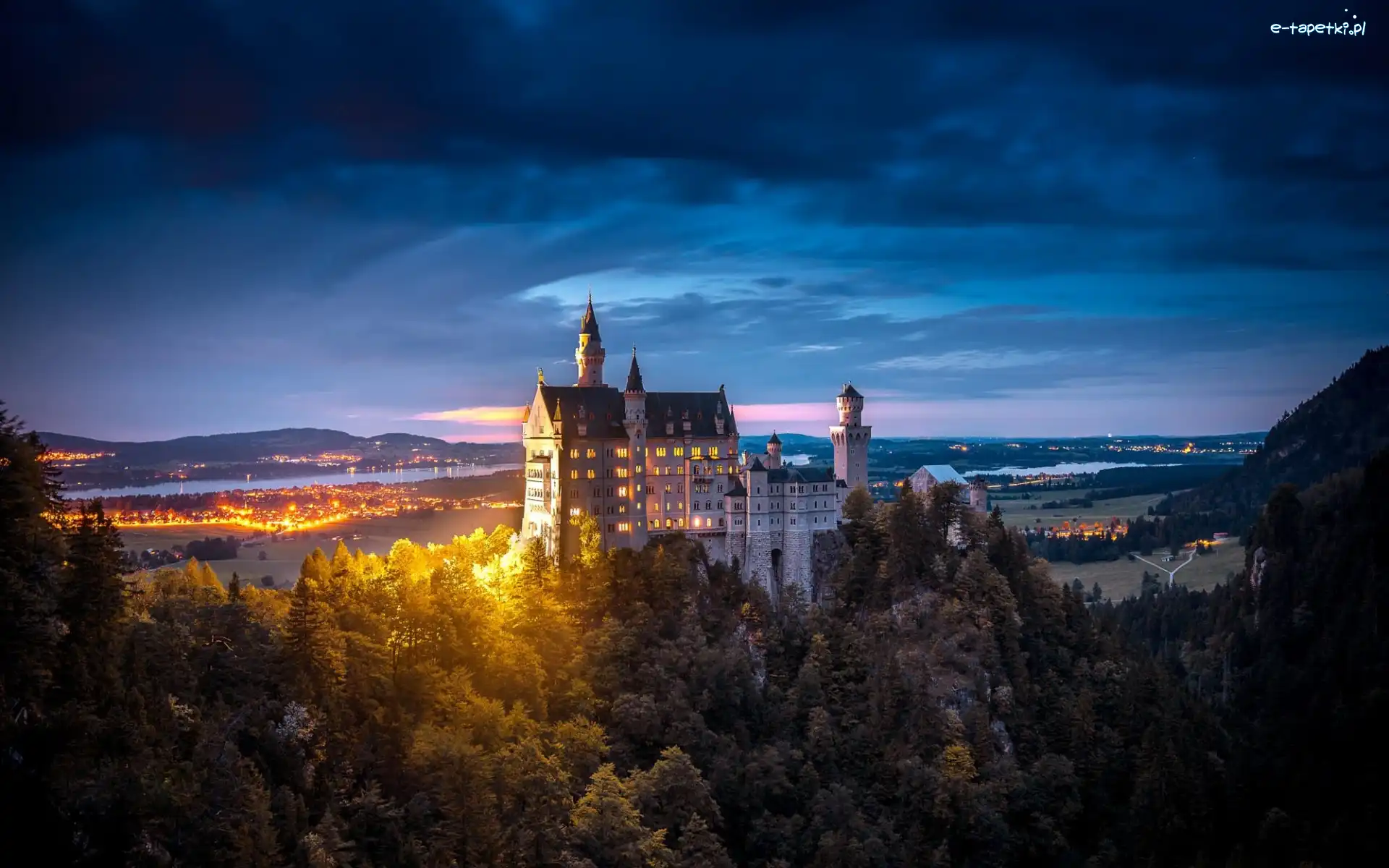 Gmina Schwangau, Noc, Niemcy, Chmury, Światła, Drzewa, Wzgórze, Zamek Neuschwanstein, Góry, Bawaria