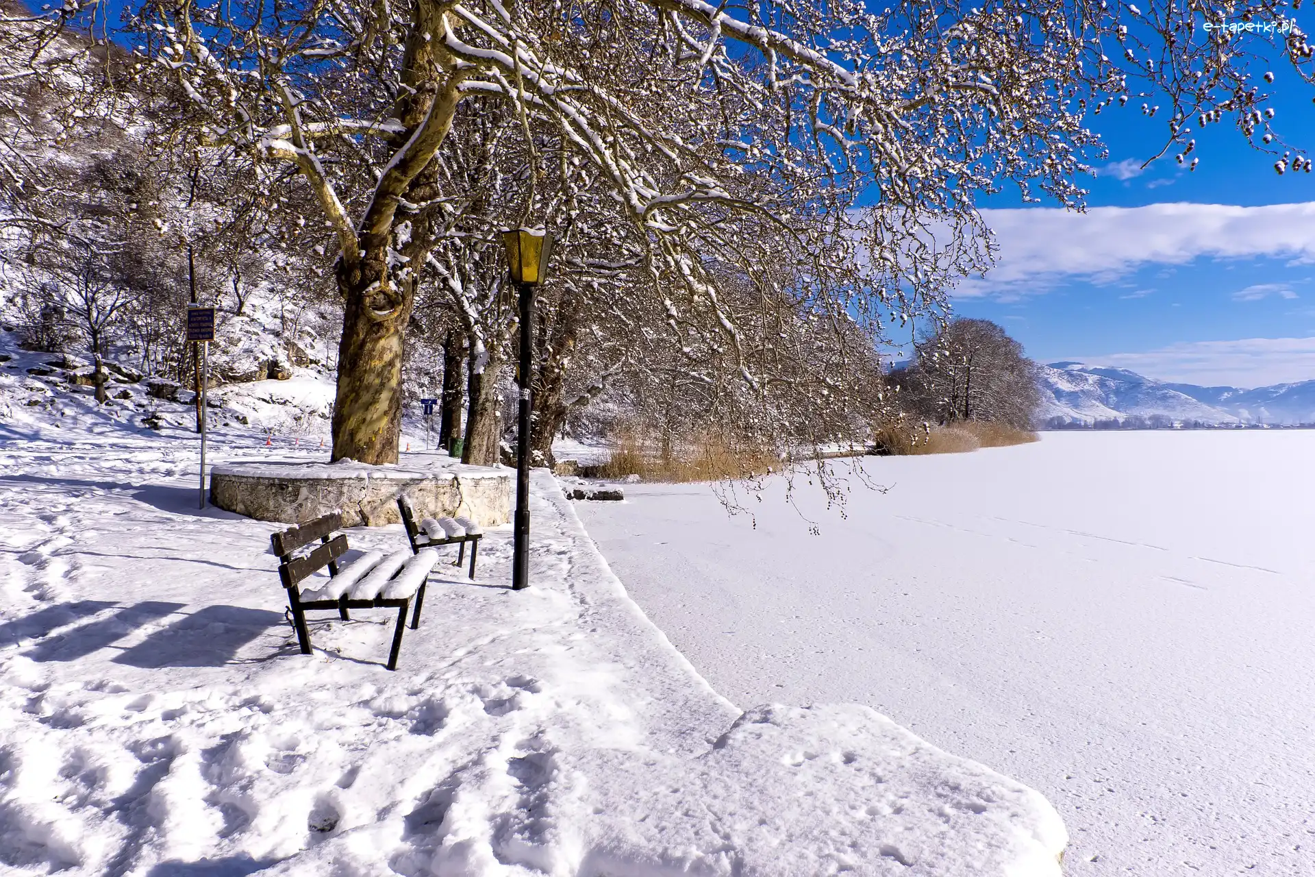 Ławeczki, Latarnia, Jezioro Kastoria, Śnieg, Zima, Grecja, Kastoria, Park, Drzewa