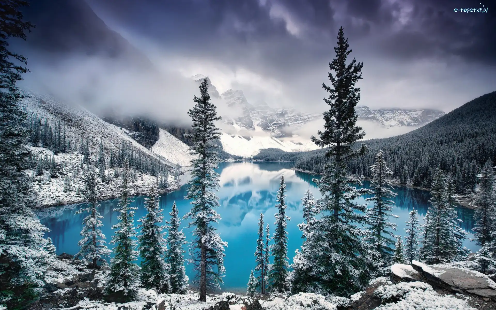 Chmury, Góry, Śnieg, Jezioro, Prowincja Alberta, Park Narodowy Banff, Mgła, Moraine Lake, Świerki, Kanada, Drzewa, Zima