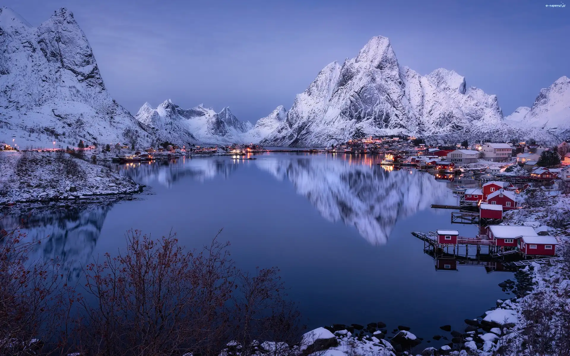 Reine, Domy, Morze Norweskie, Śnieg, Zima, Norwegia, Lofoty, Góry, Wyspa Moskenesoya