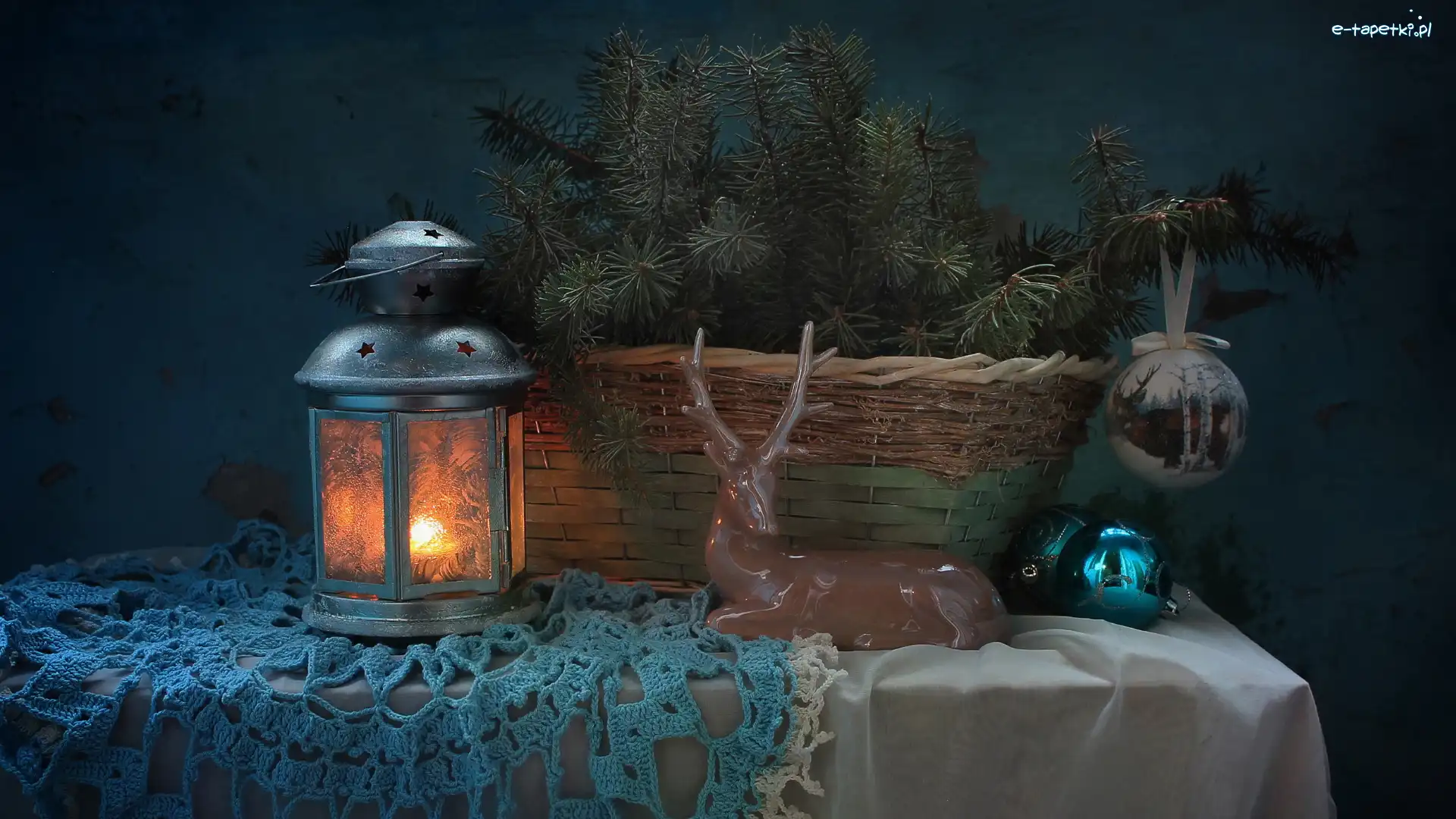 Koszyk, Kompozycja, Jelonek, Figurka, Lampion, Gałązki, Bombki, Boże Narodzenie