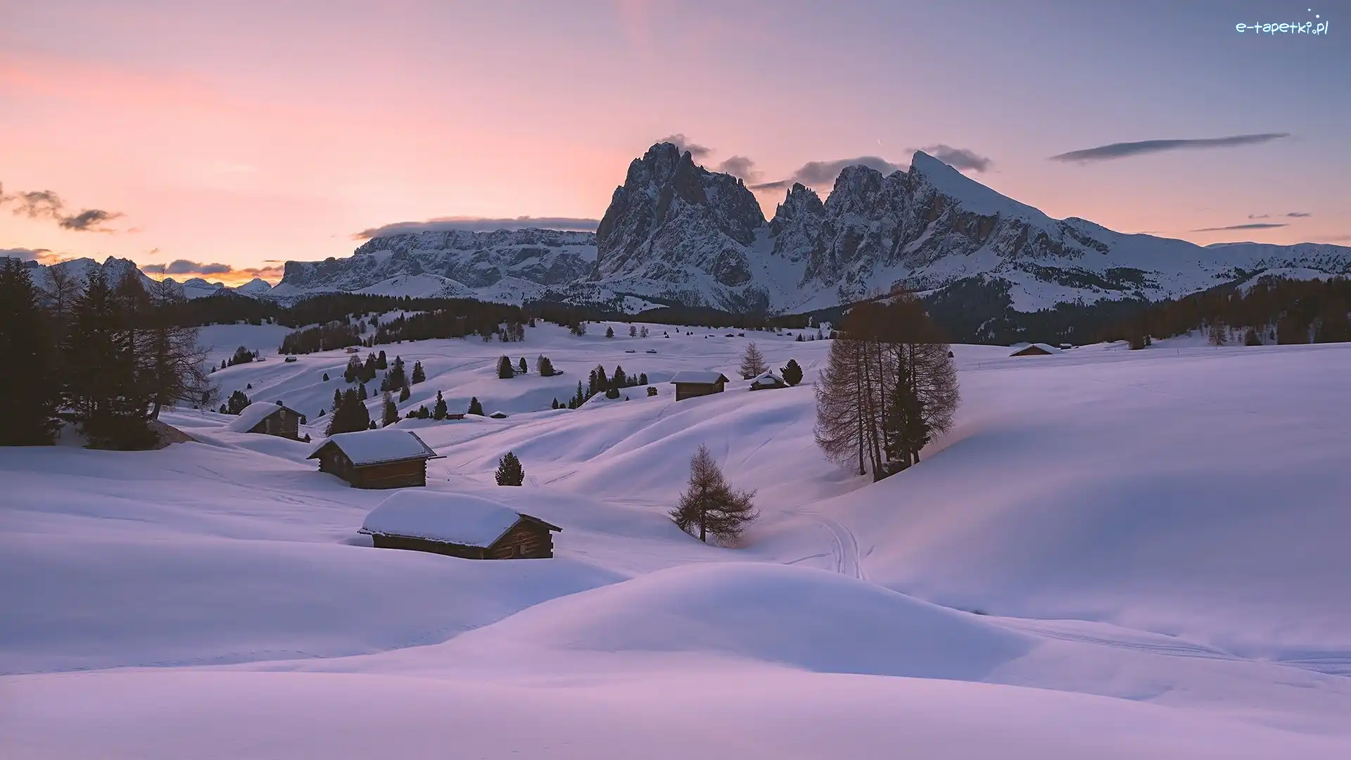 Drzewa, Płaskowyż Seiser Alm, Zima, Domki, Dolomity, Góry Sassolungo, Drewniane, Włochy, Dolina Val Gardena, Mgła