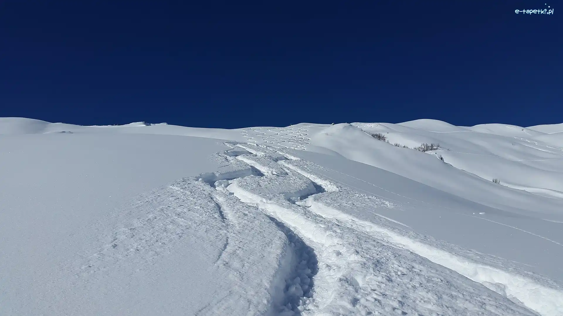 Śnieg, Bezchmurne niebo, Ślady, Zima
