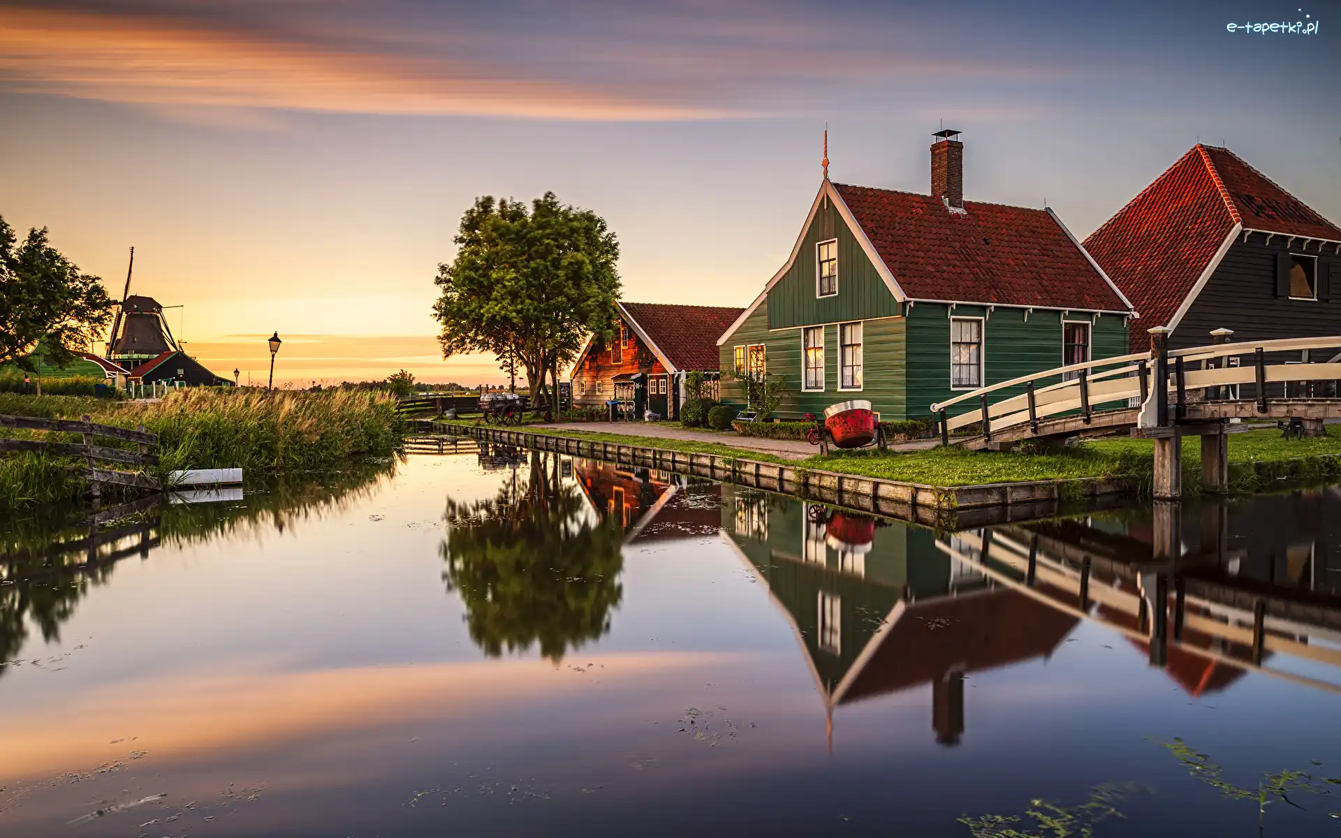 Zaanse Schans, Zaandam, Drzewa, Domy, Skansen, Rzeka, Most, Holandia