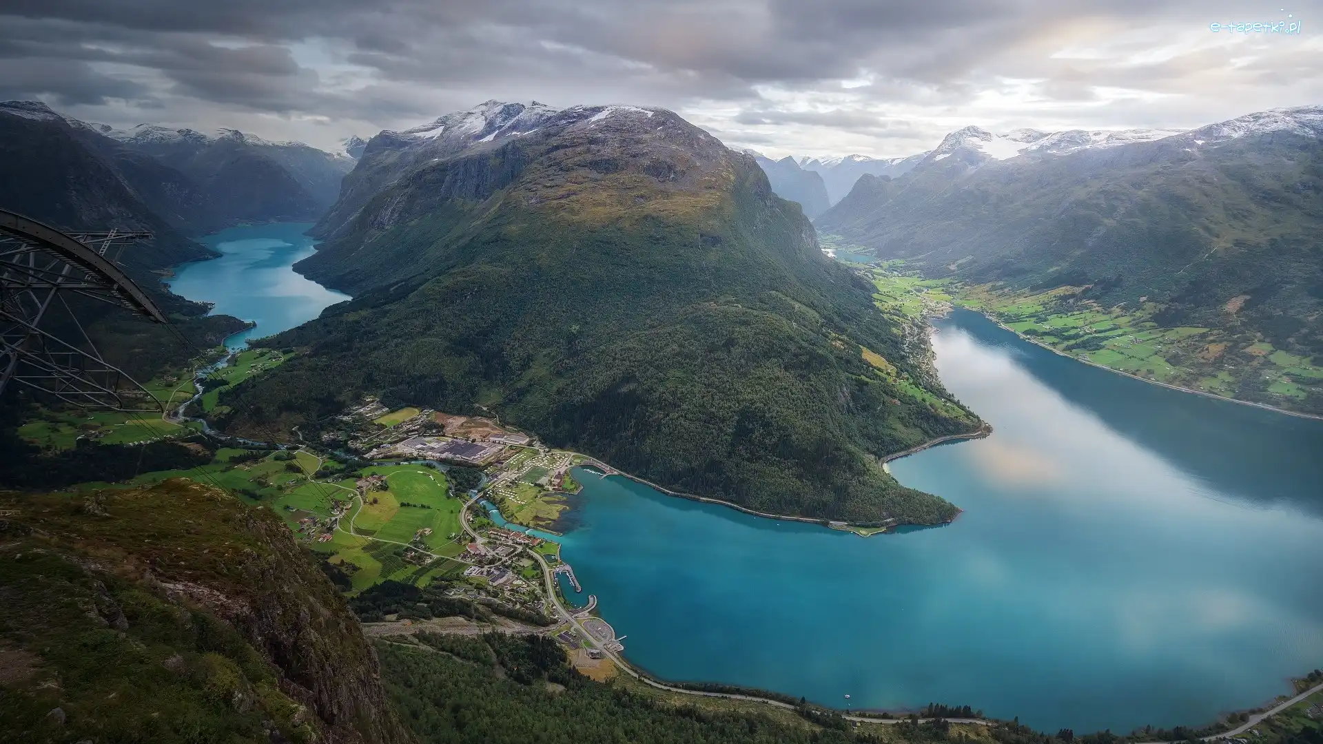 Wieś Loen, Rzeka, Góry, Gmina Stryn, Norwegia, Chmury, Drzewa, Fiord Nordfjorden, Domy
