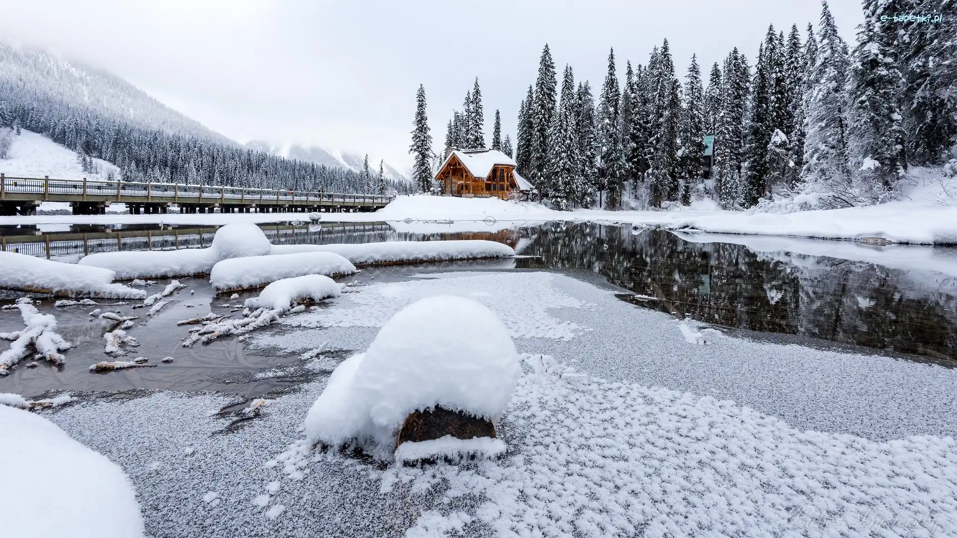 Drzewa, Emerald Lake, Jezioro, Mgła, Dom, Zima, Śnieg, Chmury, Góry, Kanada, Świerki, Park Narodowy Yoho