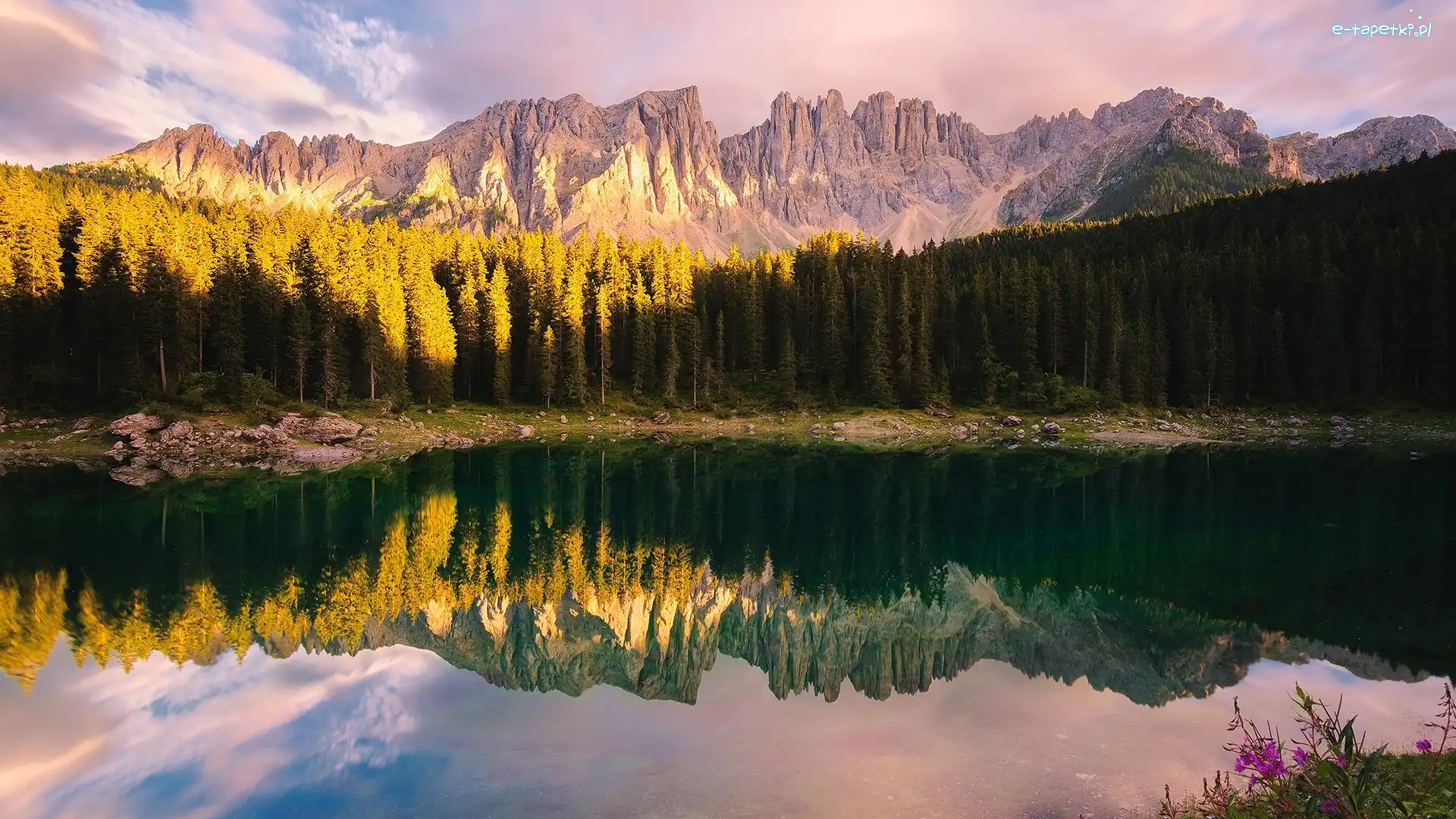 Las, Jezioro Karersee, Drzewa, Góry, Włochy, Alpy, Góra Latemar, Południowy Tyrol, Dolomity, Lago di Carezza, Chmury
