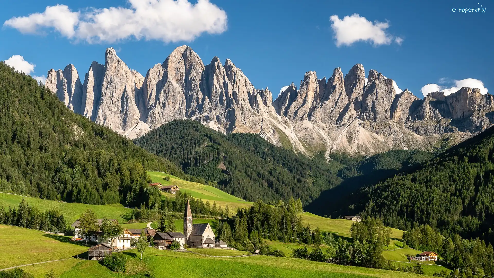 Lasy, Włochy, Drzewa, Wieś, Chmury, Santa Maddalena, Dolomity, Kościół, Góry, Dolina Val di Funes, Domy