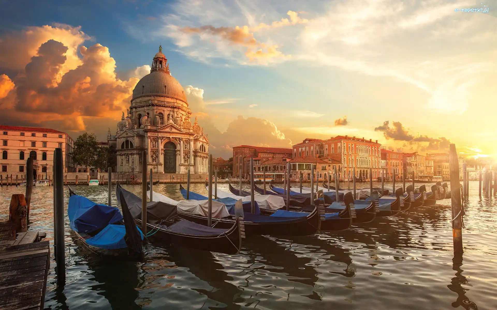 Poranek, Przystań, Włochy, Chmury, Łodzie, Domy, Gondole, Wenecja, Canal Grande, Wschód słońca